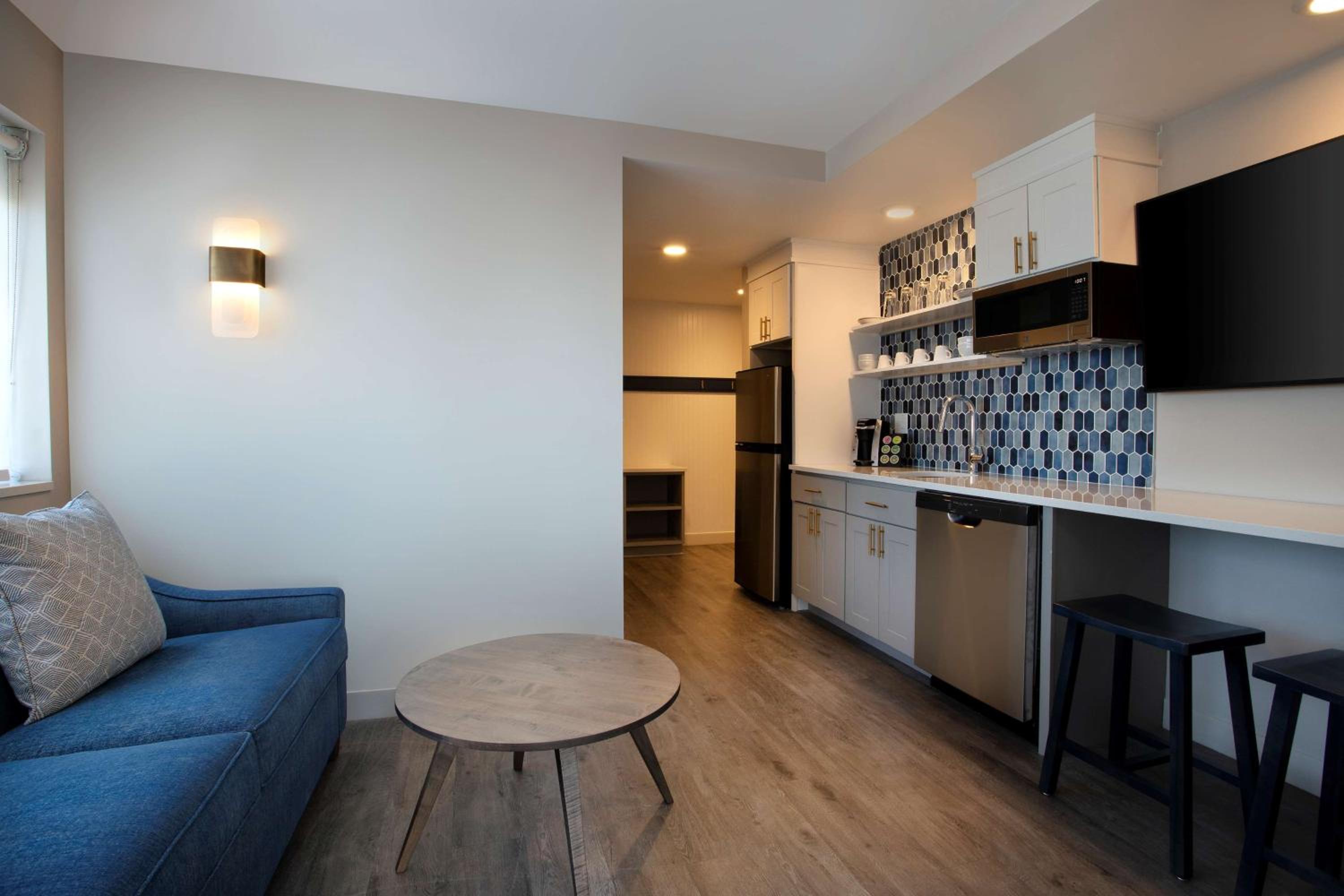 One-Bedroom Suite with Two Queen Beds and Kitchenette - Photo 2
