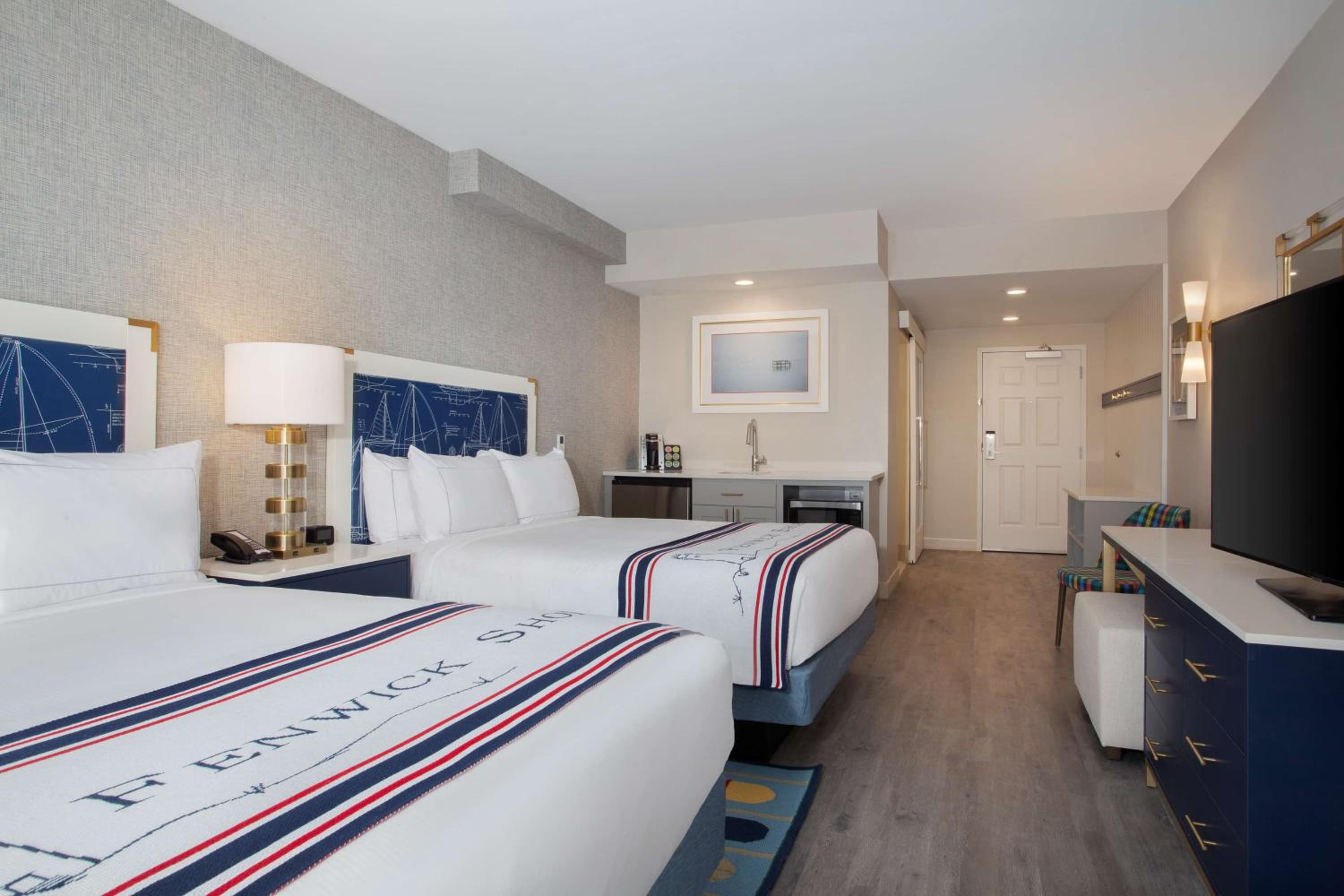 Queen Room with Two Queen Beds - Photo 2