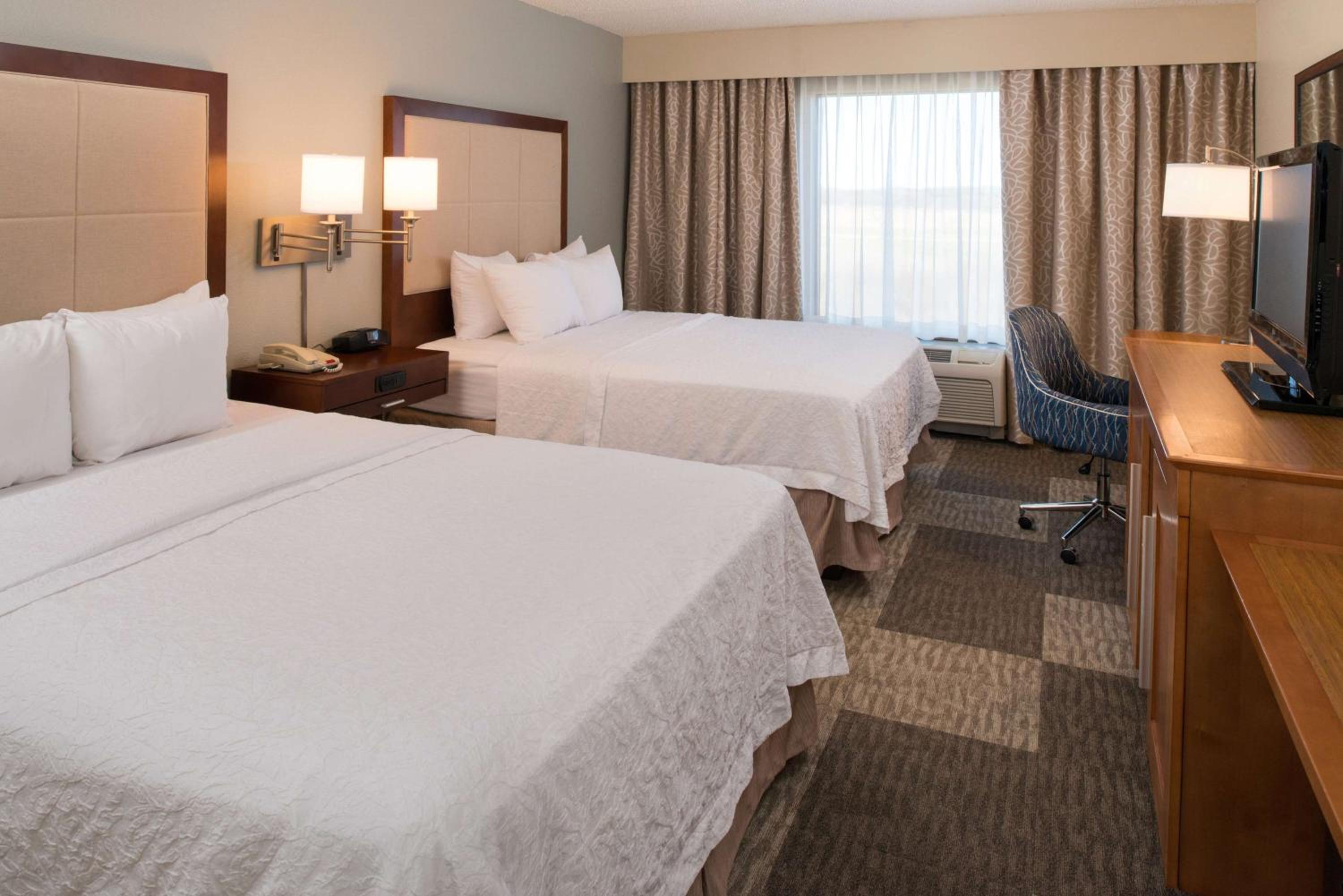 Room with Two Queen Beds - Non-Smoking - Photo 3