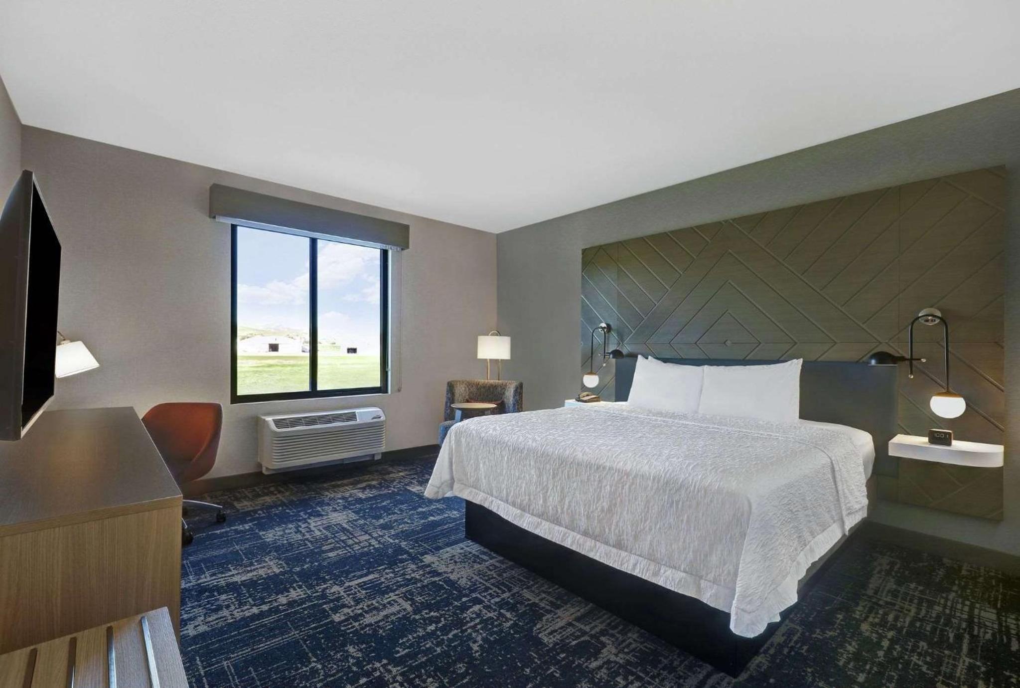 King Room - Non-Smoking - Photo 3