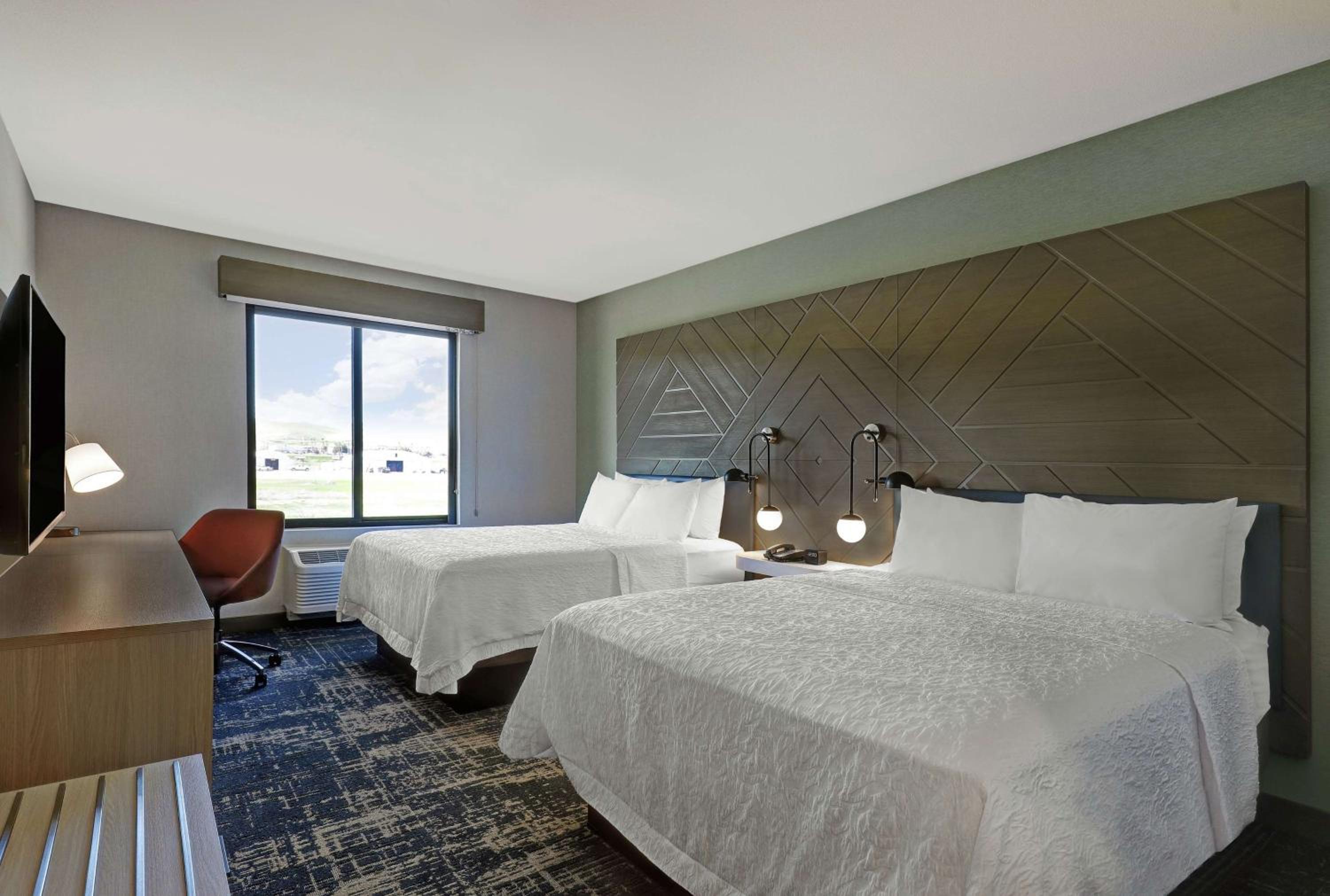 Queen Room with Two Queen Beds - Non-Smoking - Photo 2