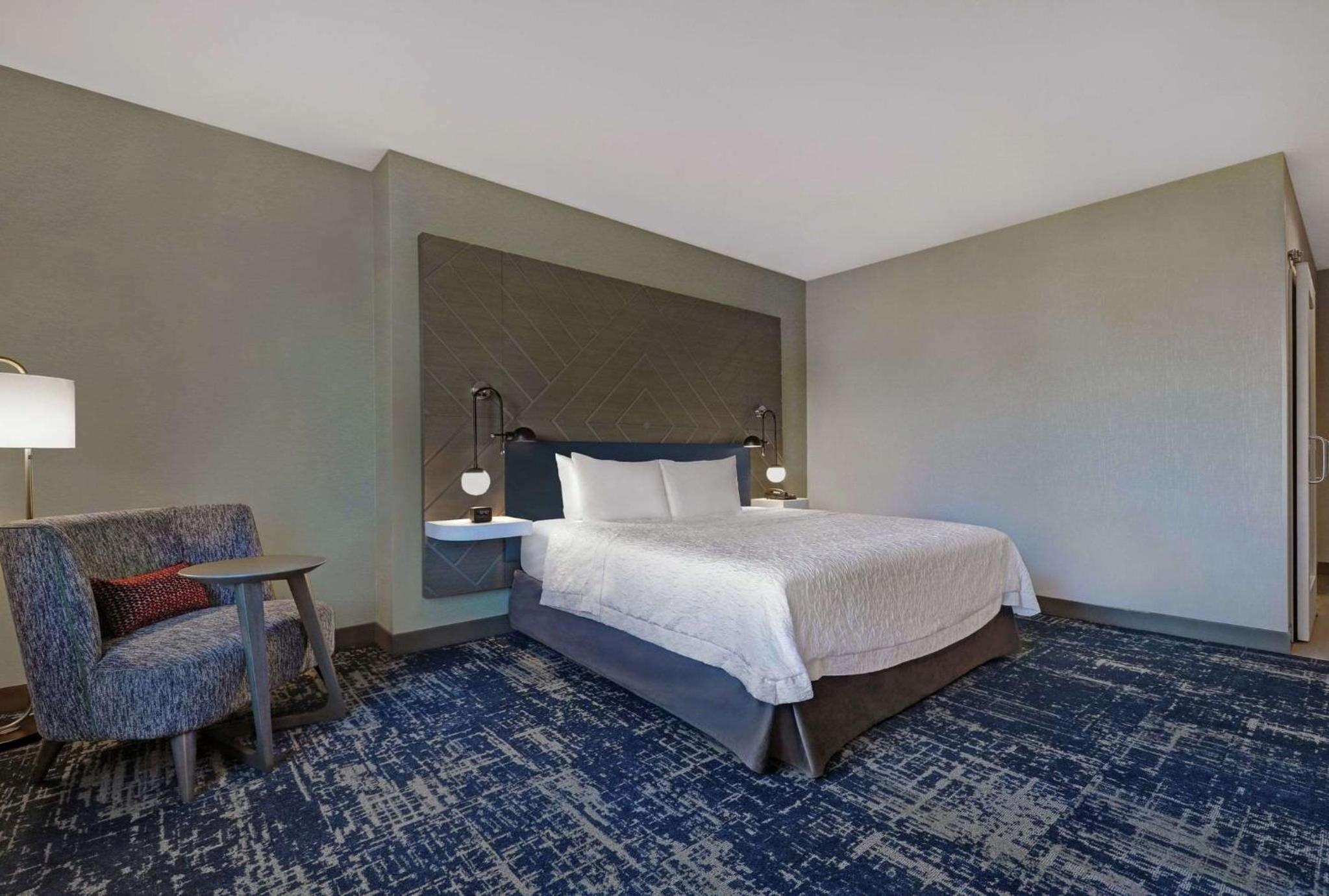 King Room - Non-Smoking - Photo 4