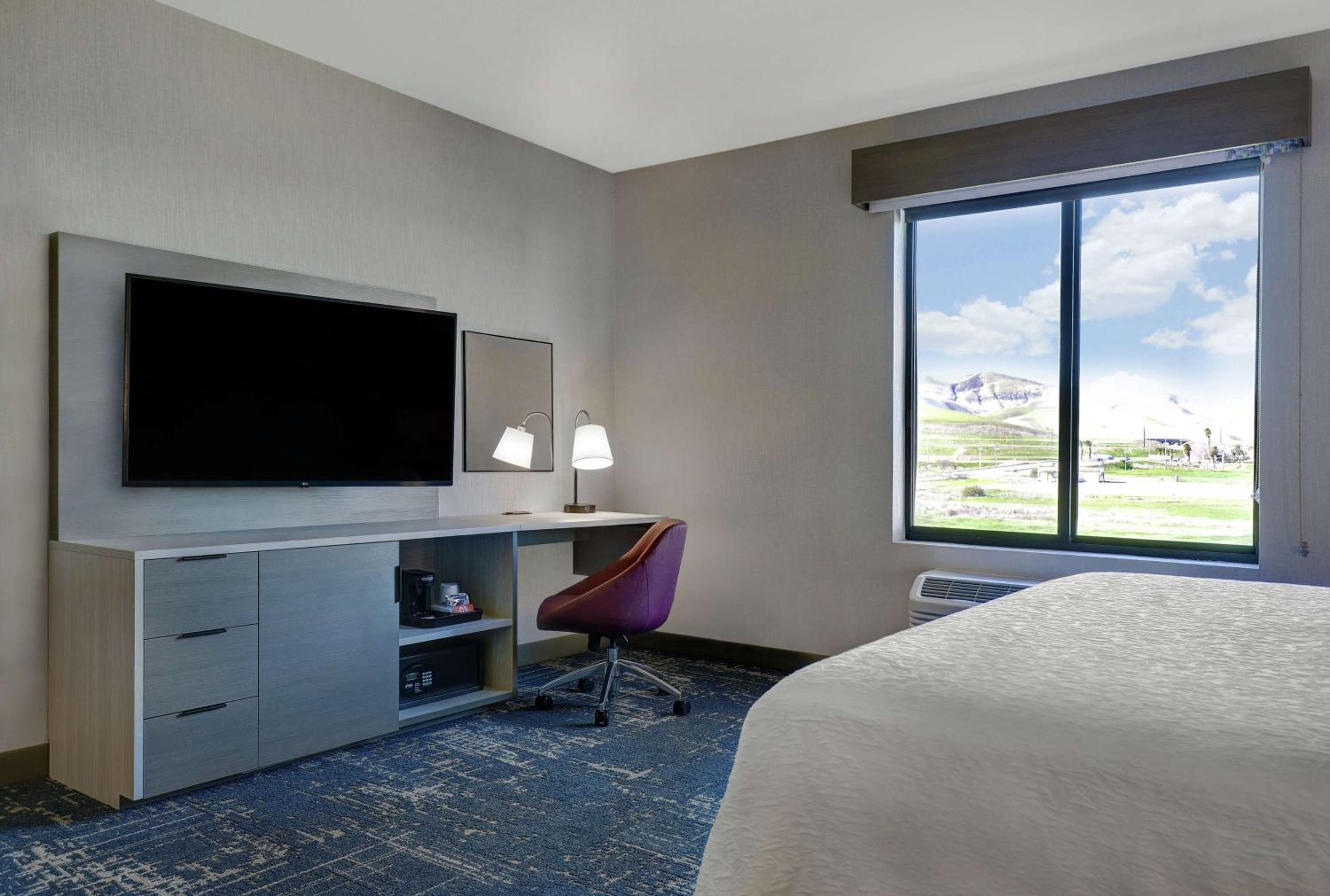 King Room - Non-Smoking - Photo 5