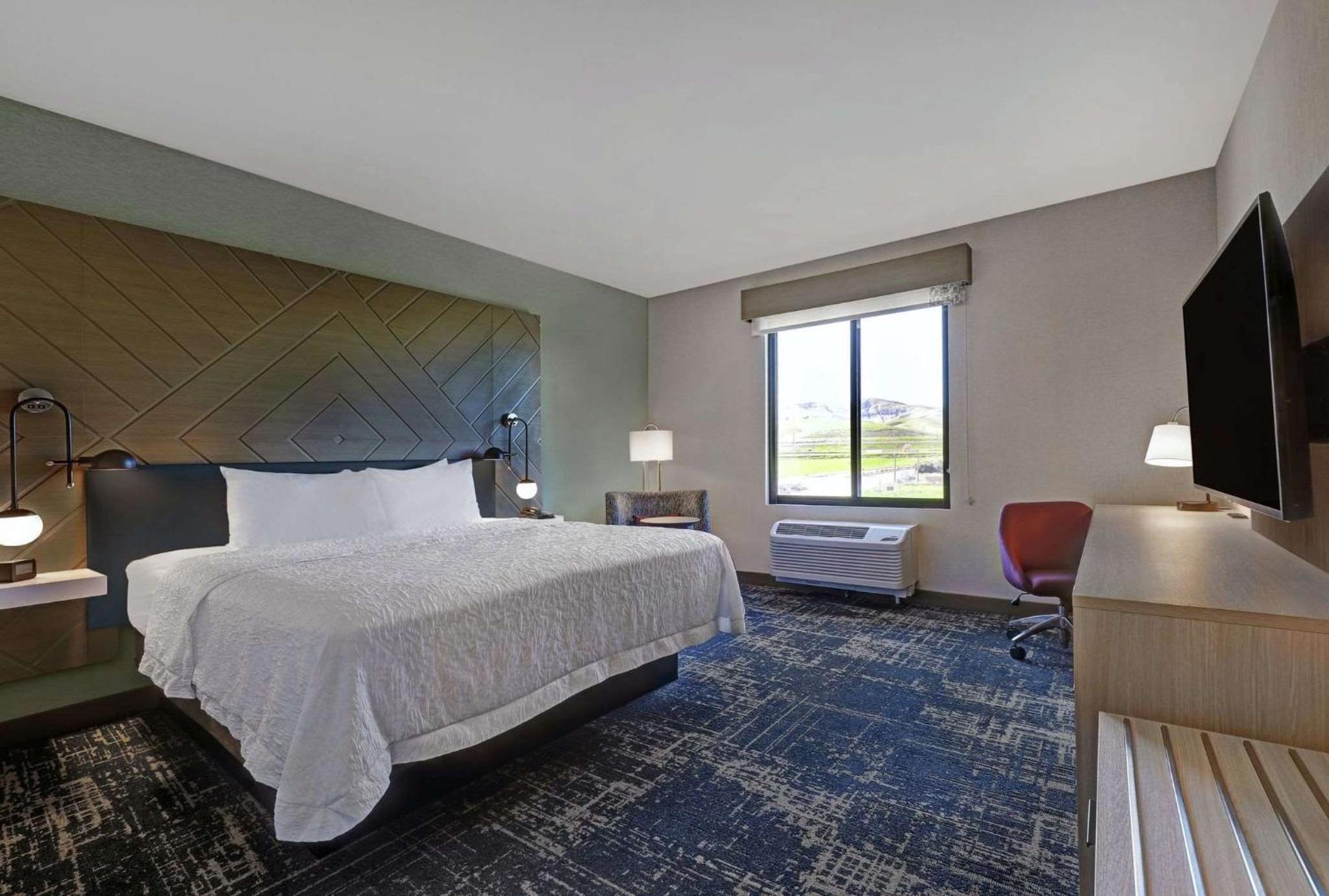 King Room - Non-Smoking - Photo 6