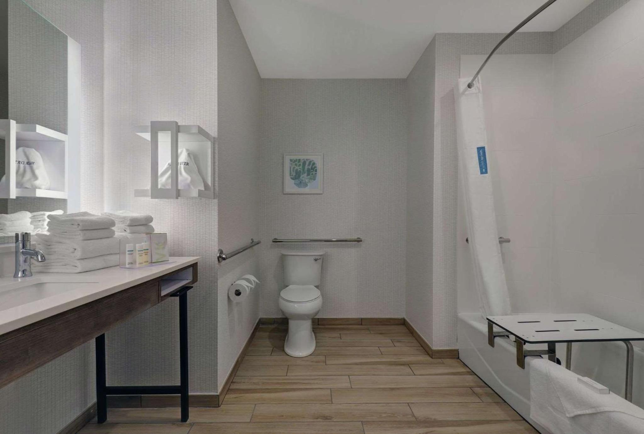 Queen Room with Two Queen Beds - Mobility Access/Non-Smoking - Photo 2