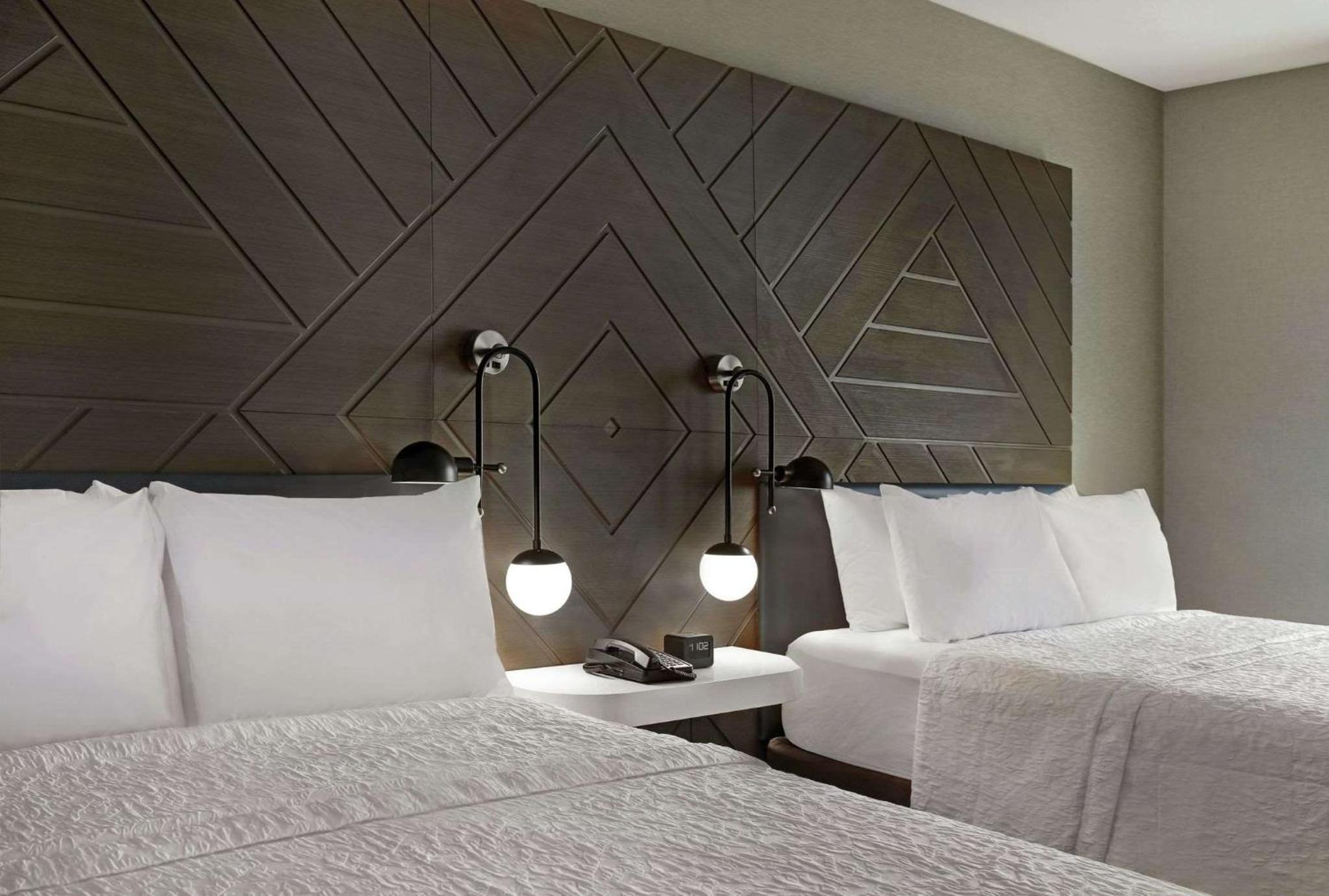 Queen Room with Two Queen Beds - Non-Smoking - Photo 3