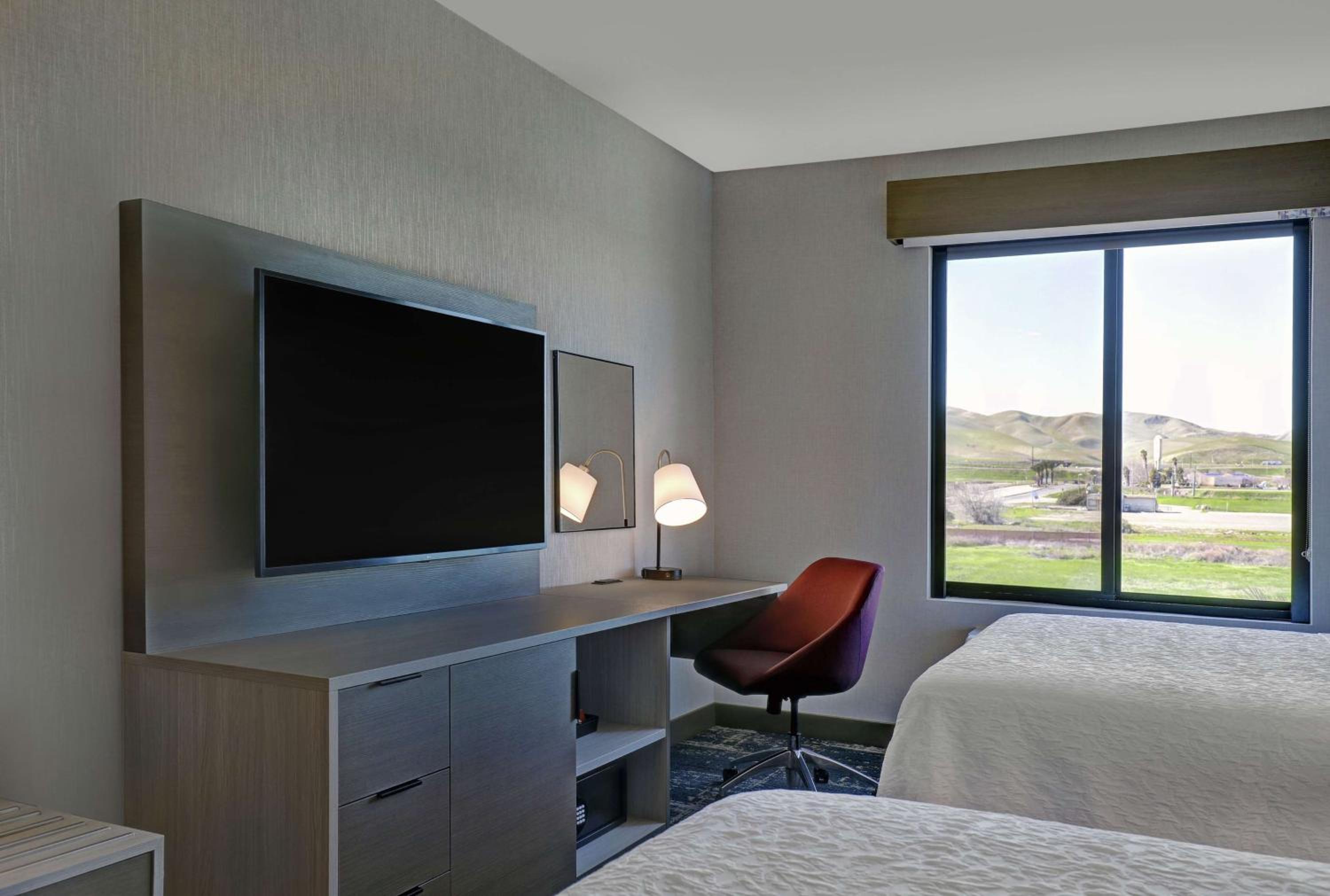 Queen Room with Two Queen Beds - Non-Smoking - Photo 4