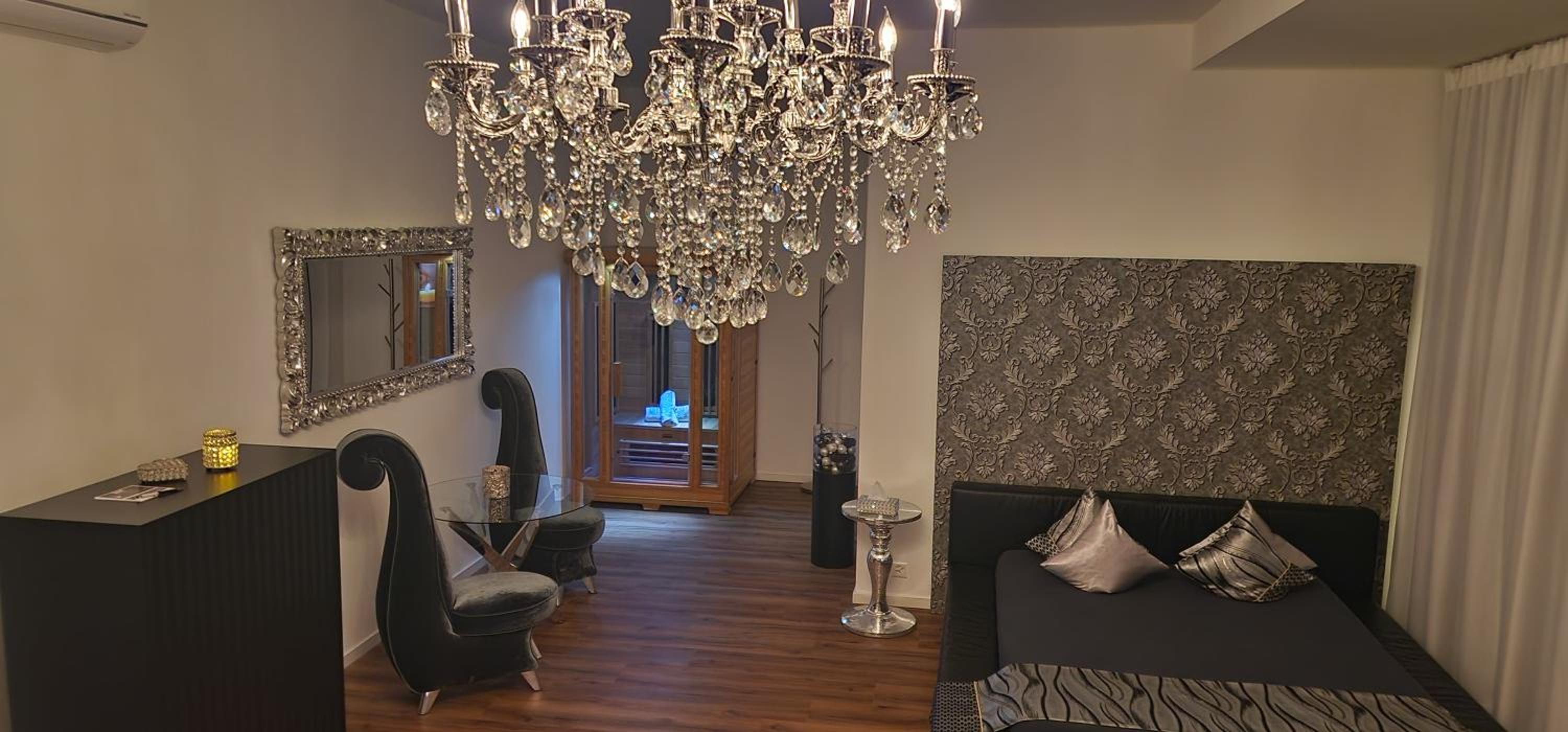 King Suite with Spa Bath - Photo 1