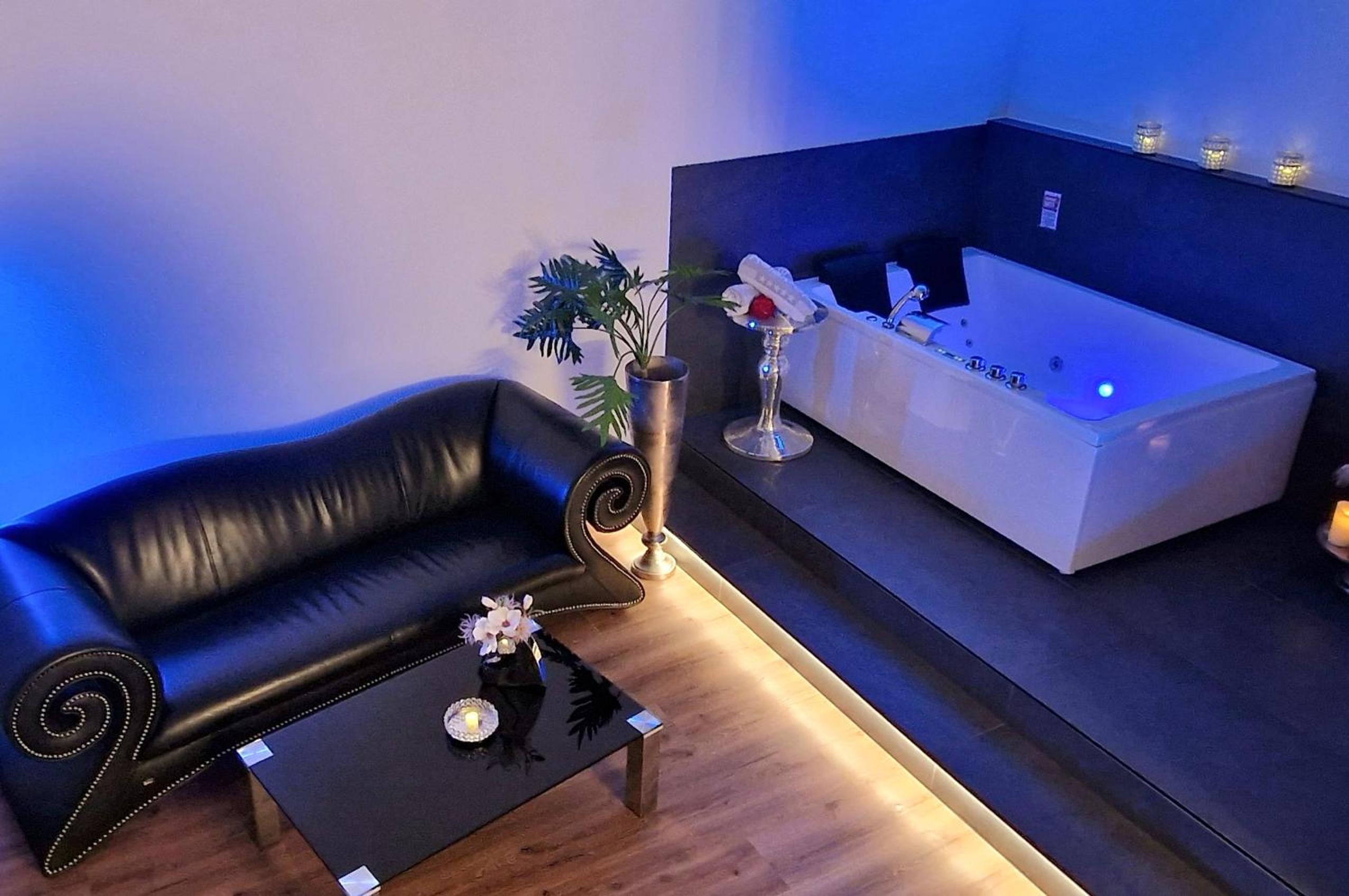King Suite with Spa Bath - Photo 5