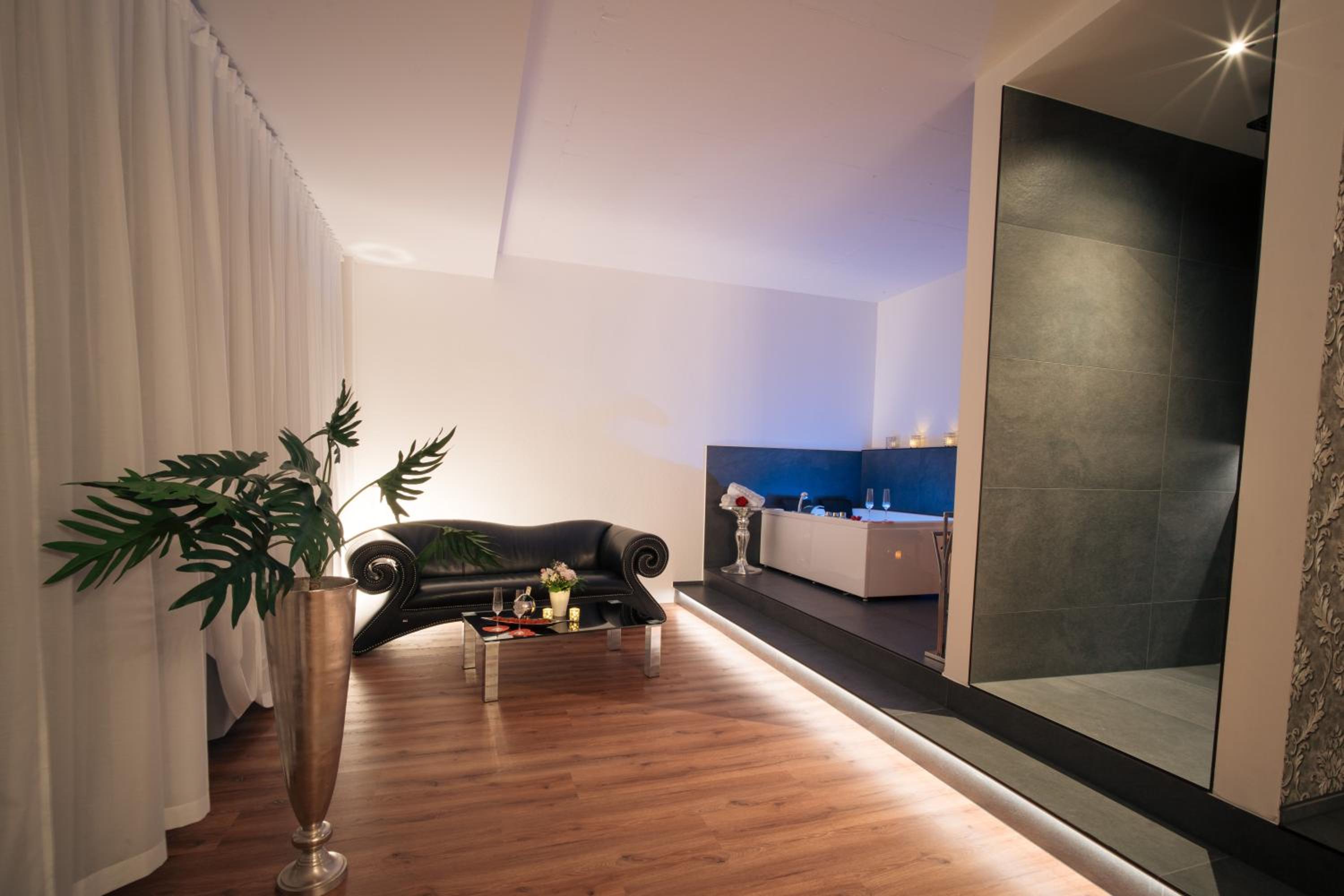 King Suite with Spa Bath - Photo 21