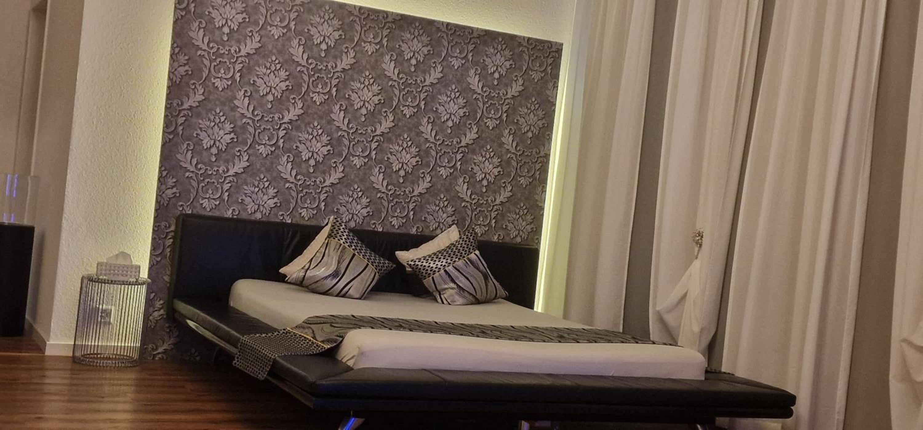 King Suite with Spa Bath - Photo 2