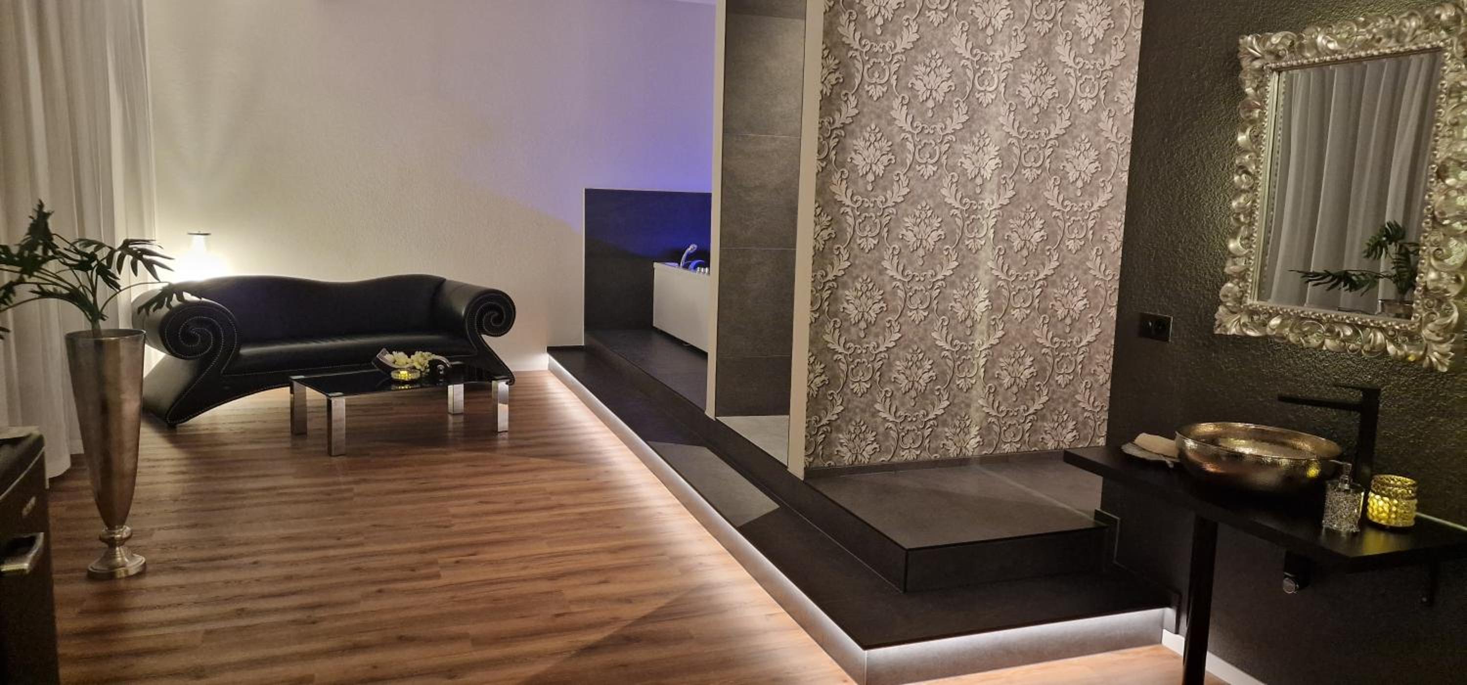 King Suite with Spa Bath - Photo 24