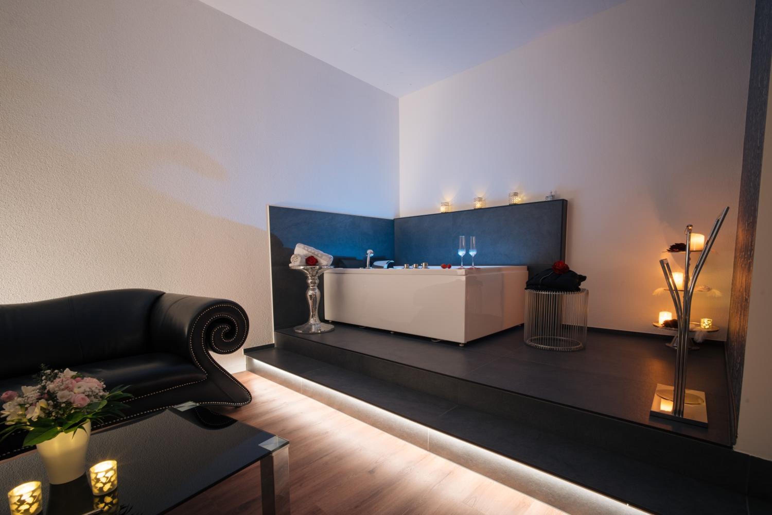 King Suite with Spa Bath - Photo 11