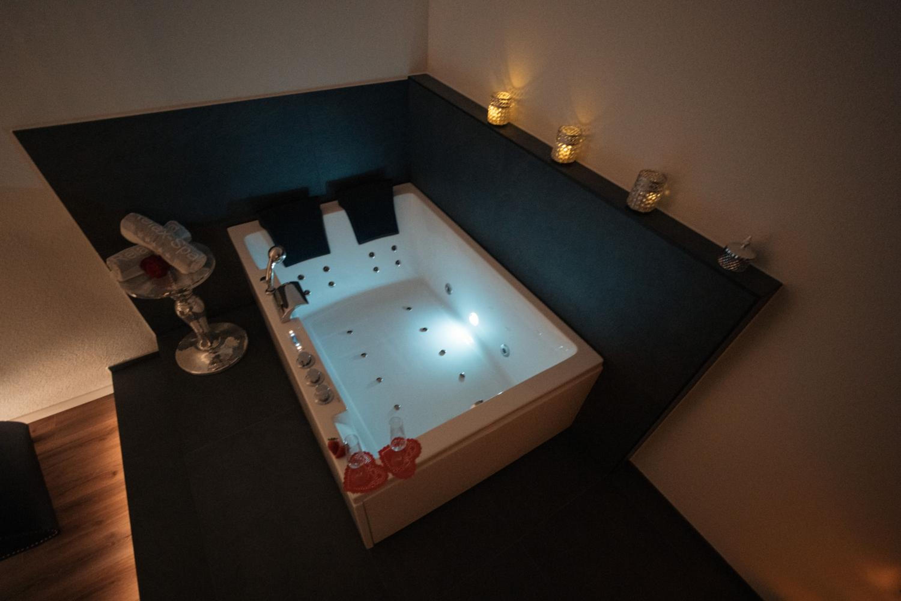 King Suite with Spa Bath - Photo 9