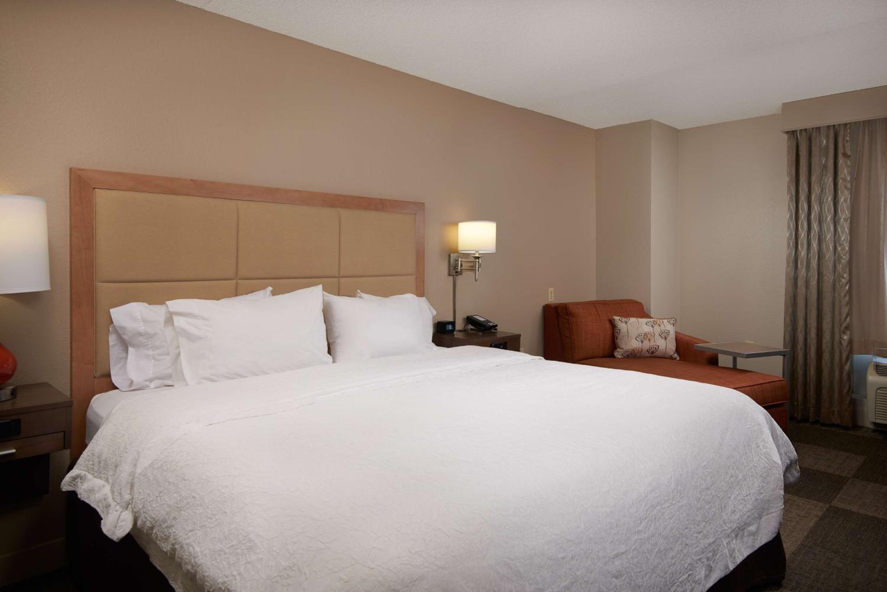 King Room with King Bed - Non-Smoking photo 2
