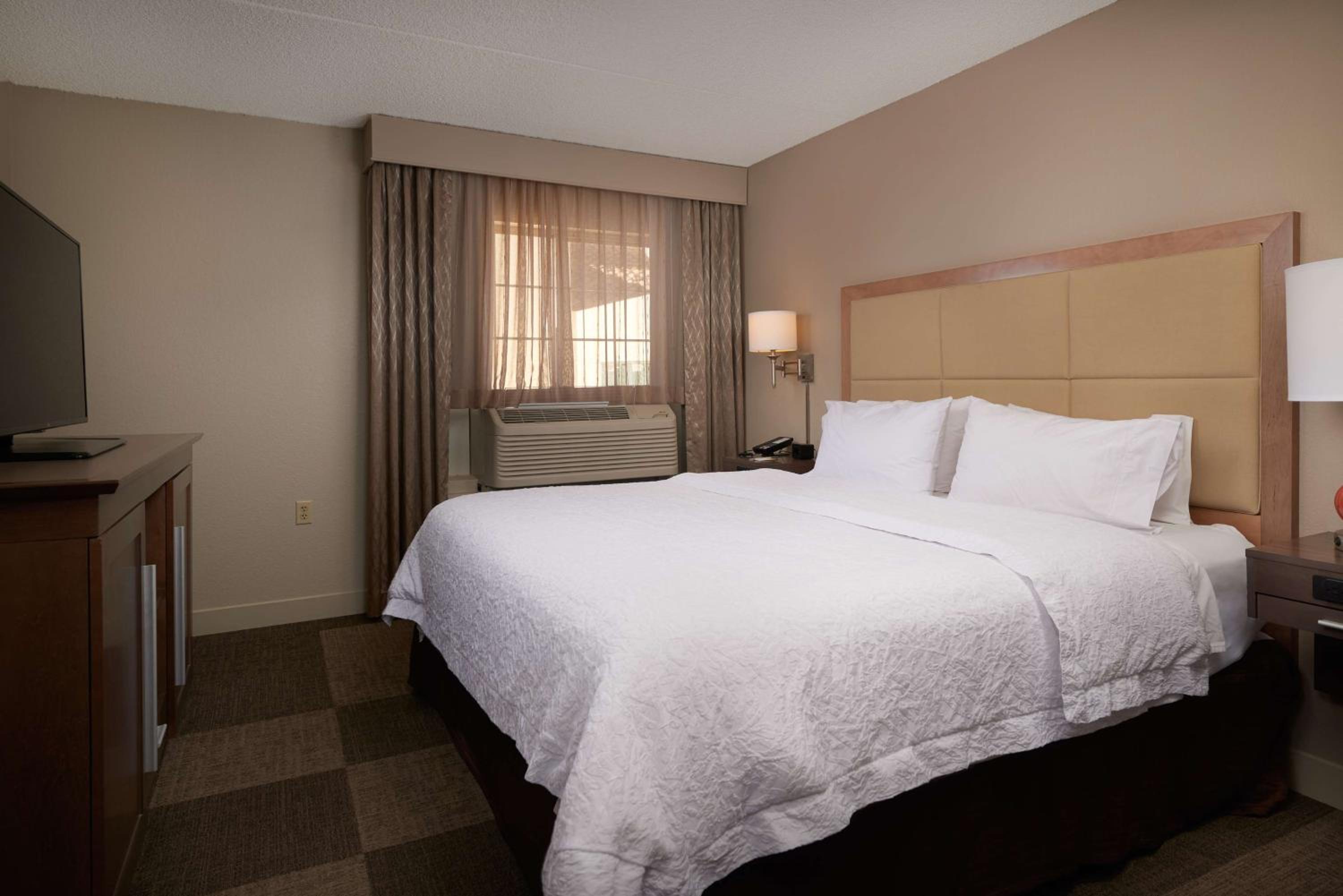 King Suite with Kitchen and Balcony - Non-Smoking photo 2