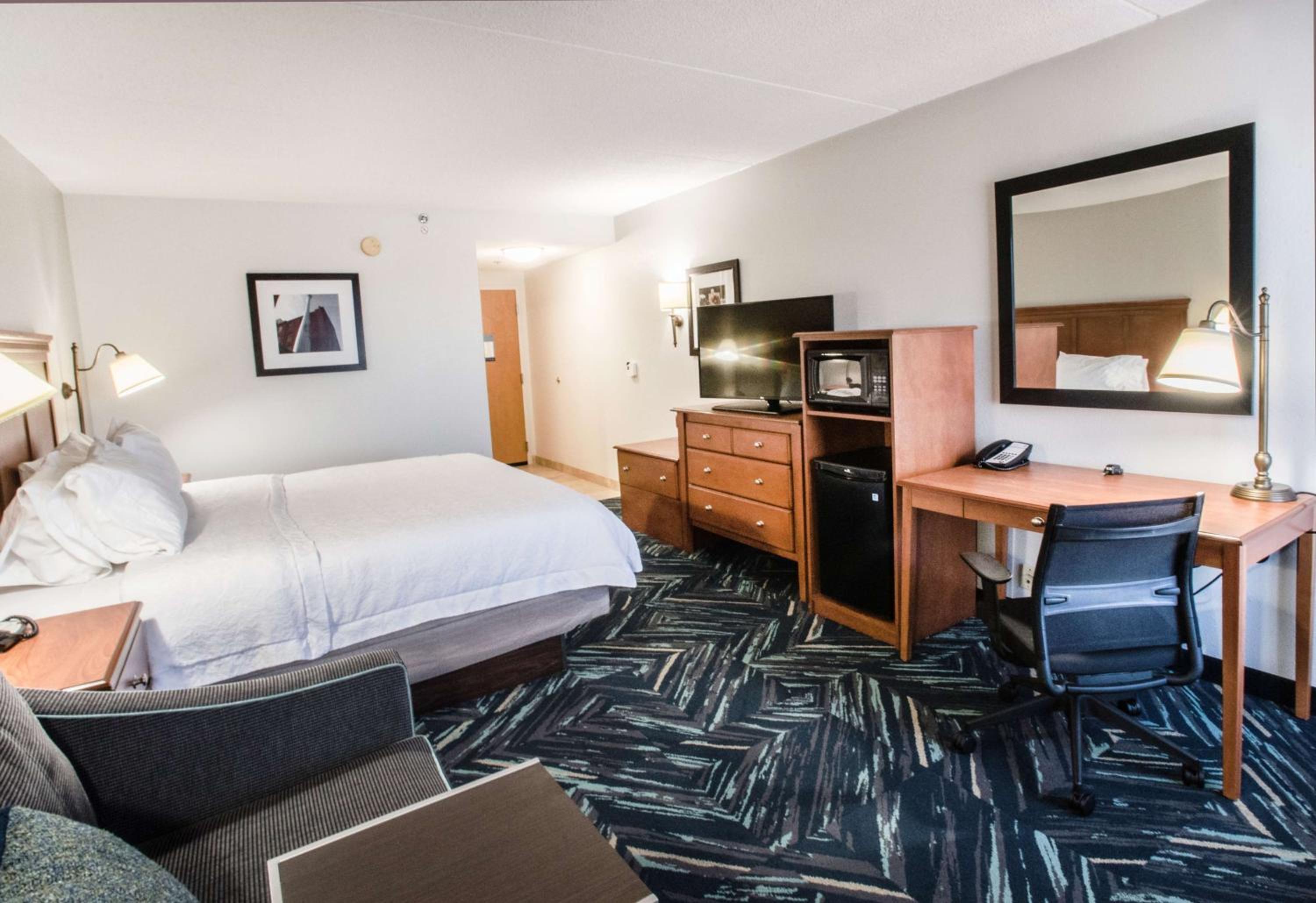 King Room with Sofa Bed - Hearing Accessible/Non-Smoking photo 2