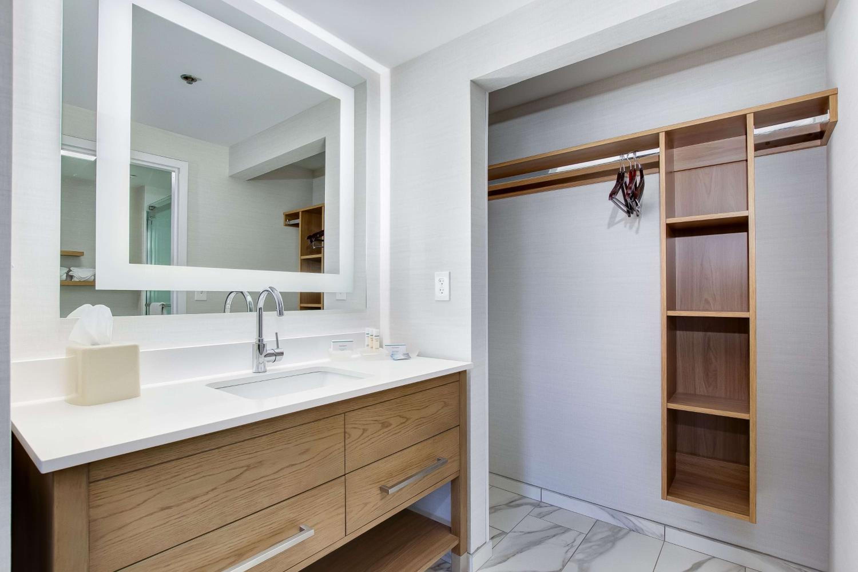 One-Bedroom Queen Suite with Two Queen Beds - Non-Smoking - Photo 5