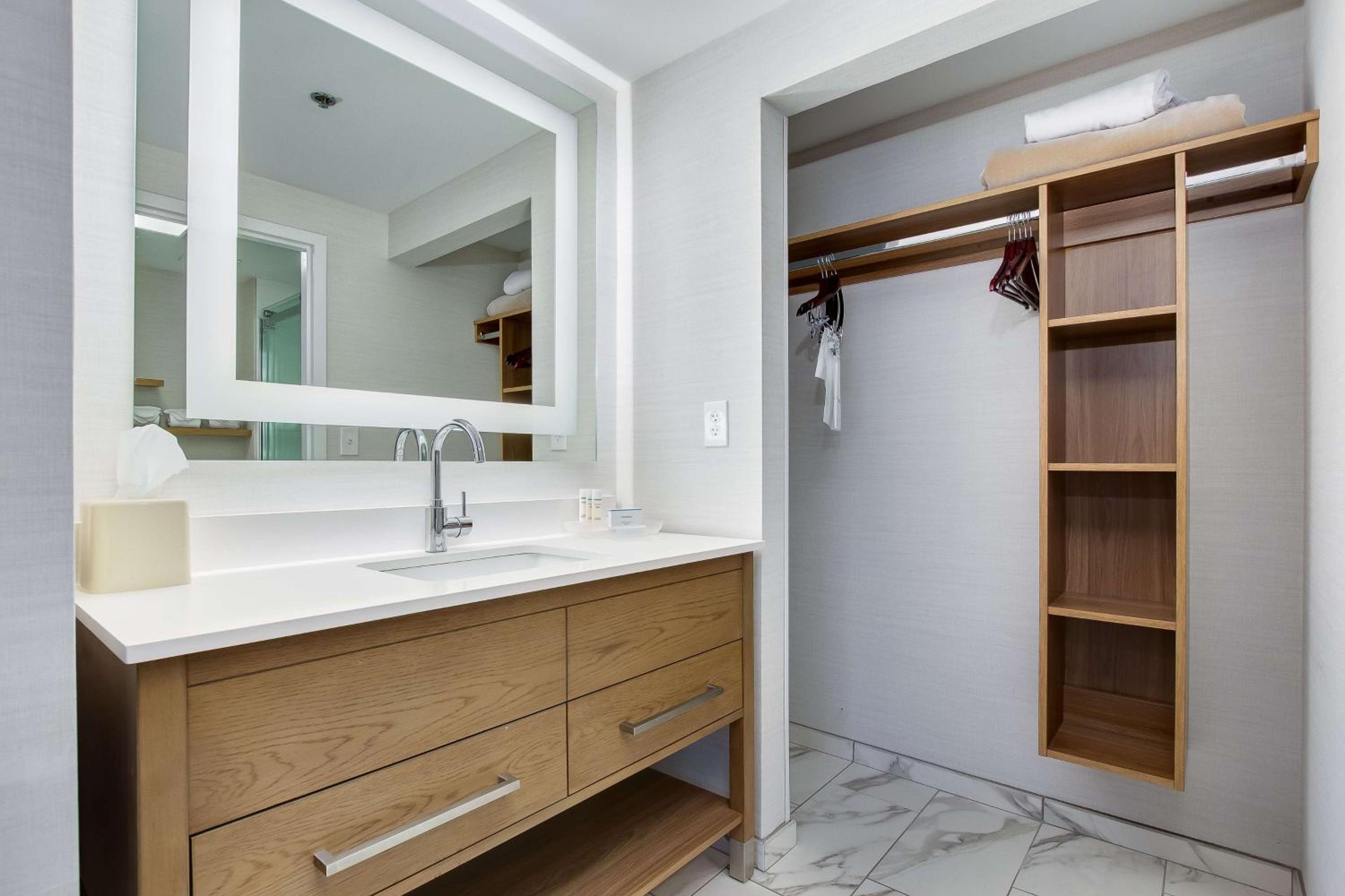 One-Bedroom King Suite - Non-Smoking - Photo 3