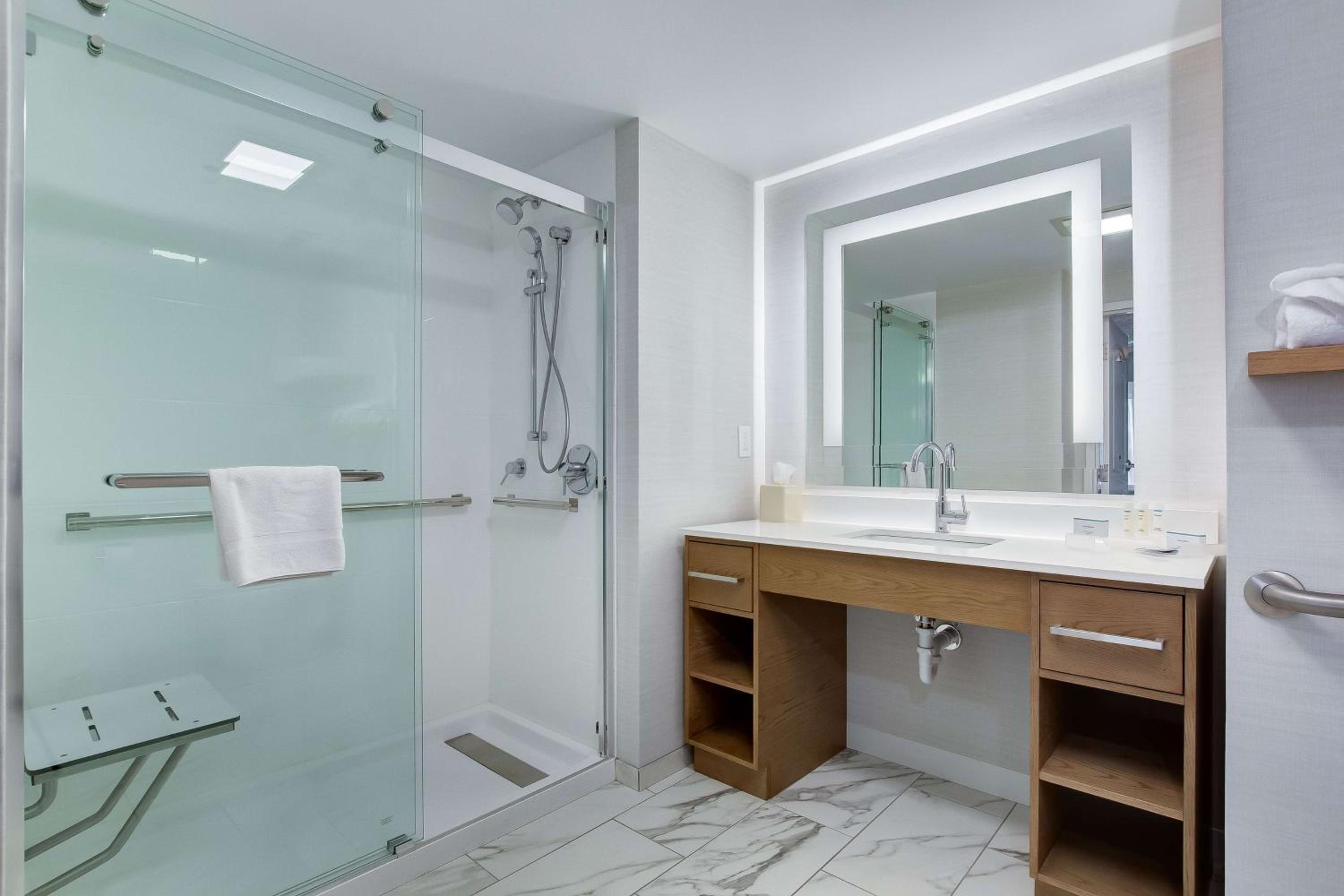 Two Bedroom Suite with One King and Two Queen Beds - Non-Smoking - Photo 7