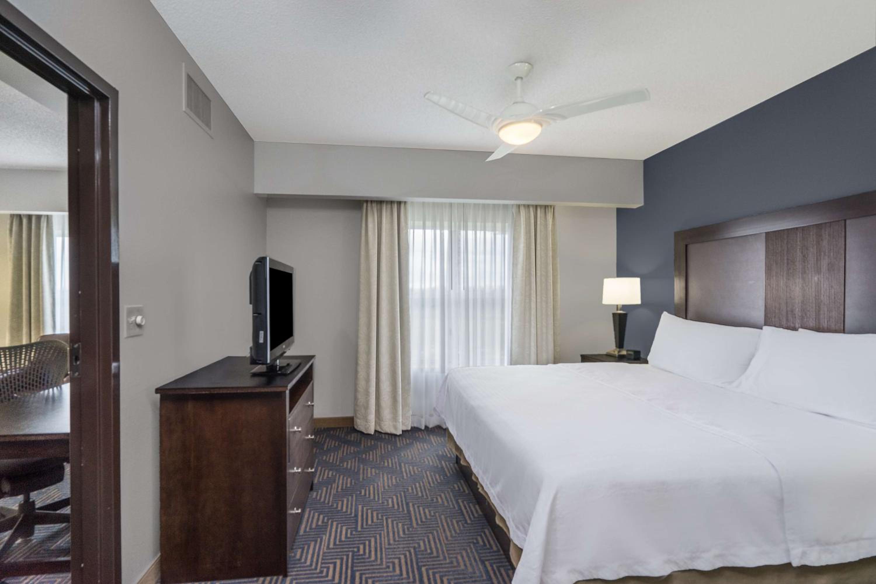 One-Bedroom King Suite - Non-Smoking - Photo 2