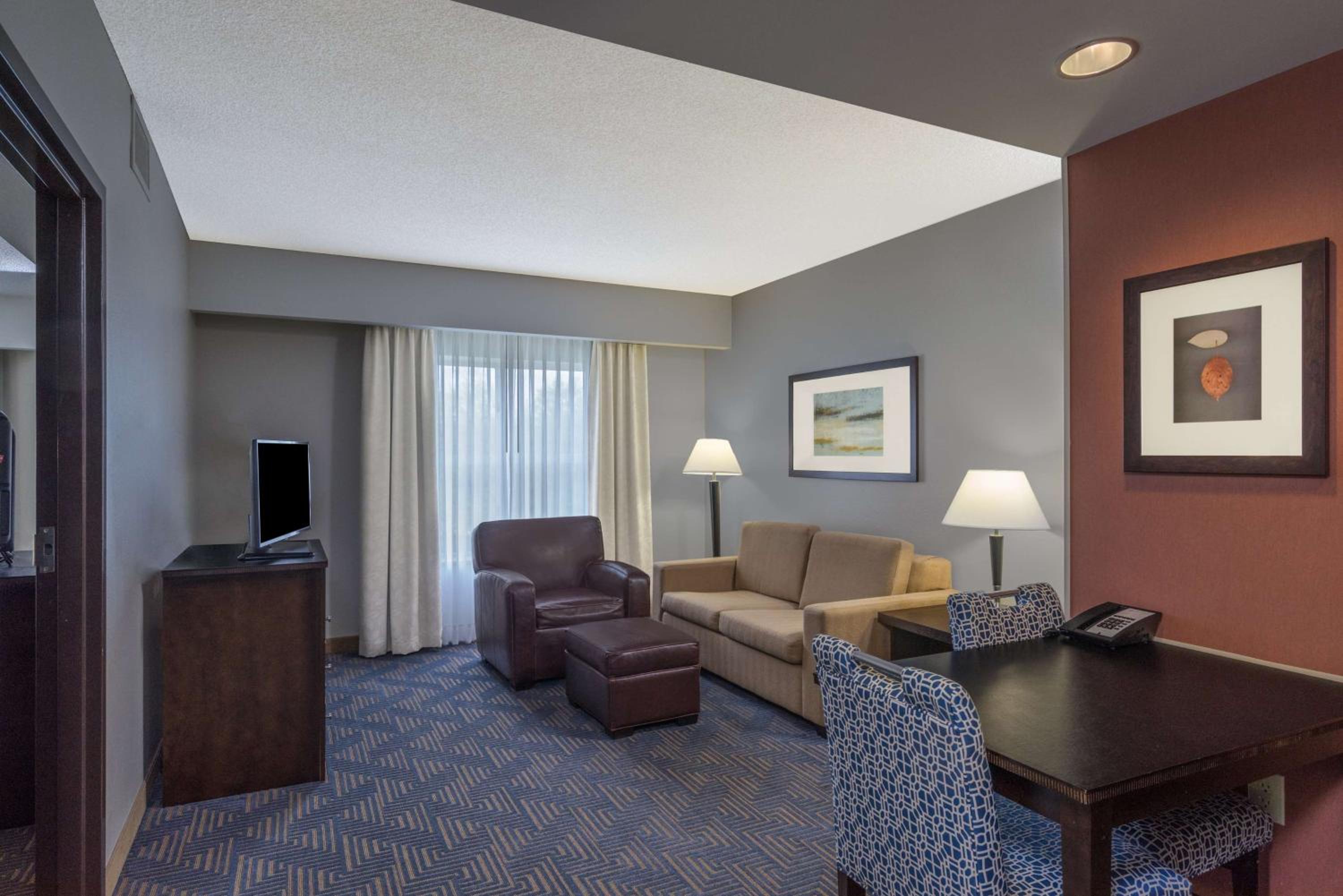 One-Bedroom Queen Suite with Two Queen Beds - Non-Smoking - Photo 6