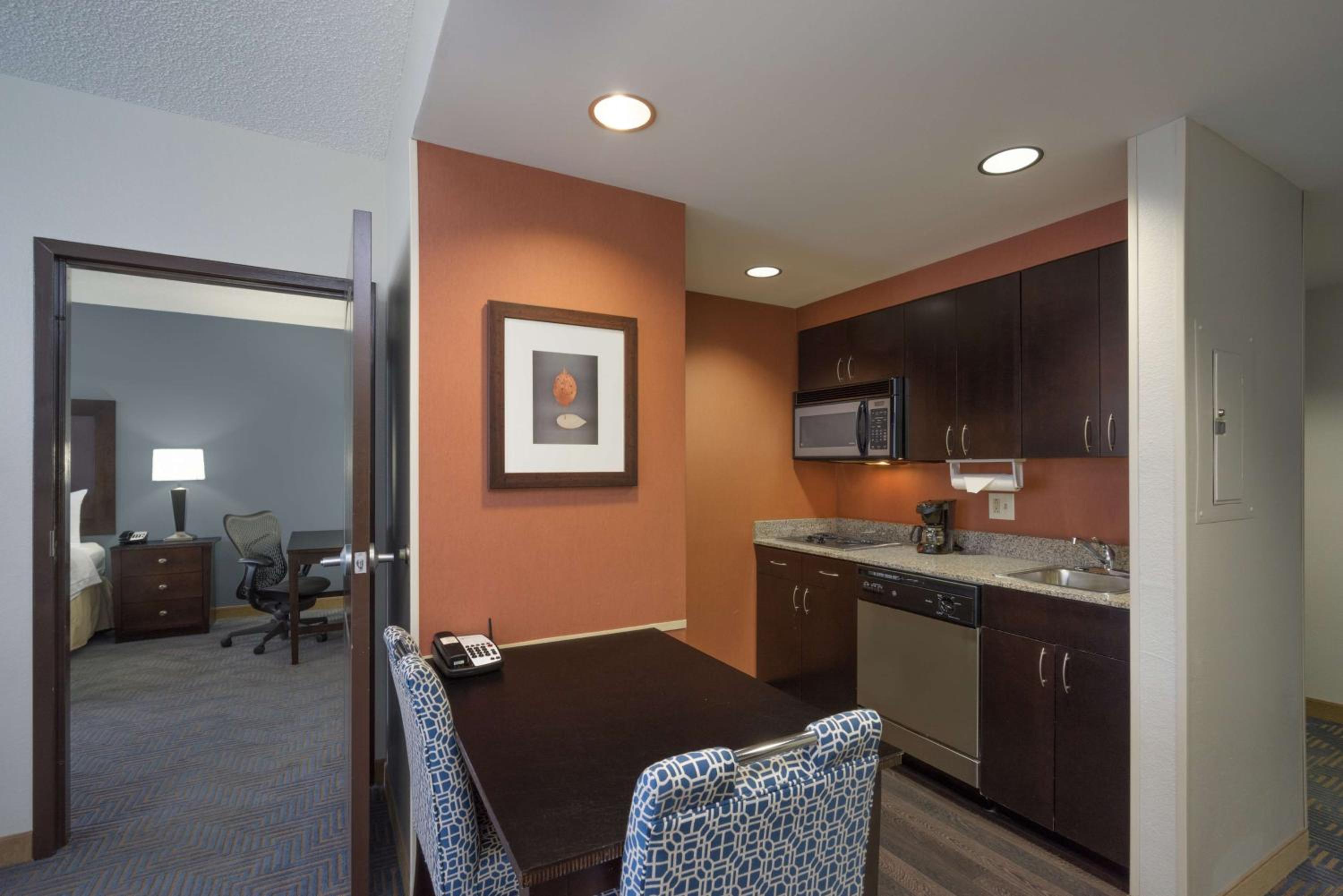 Two Bedroom Suite with One King and Two Queen Beds - Non-Smoking - Photo 2