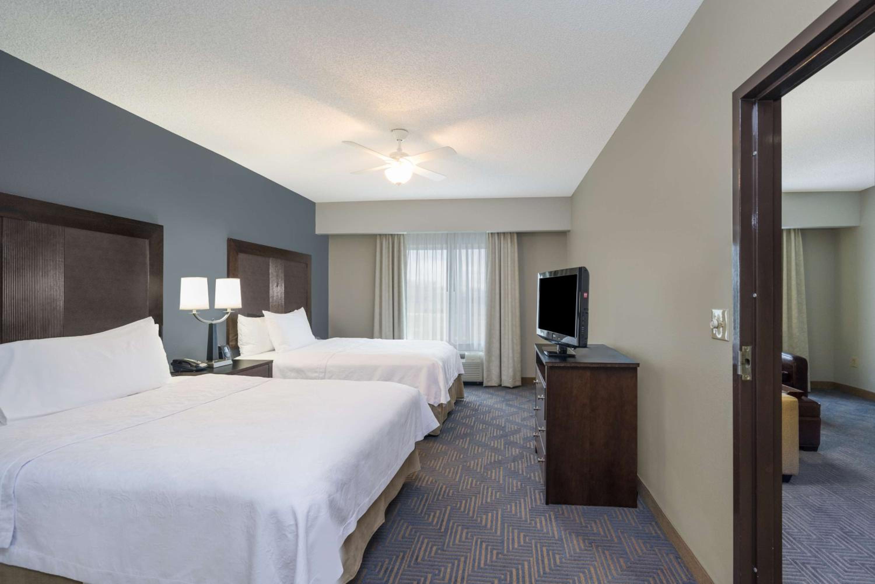 Two Bedroom Suite with One King and Two Queen Beds - Non-Smoking - Photo 3