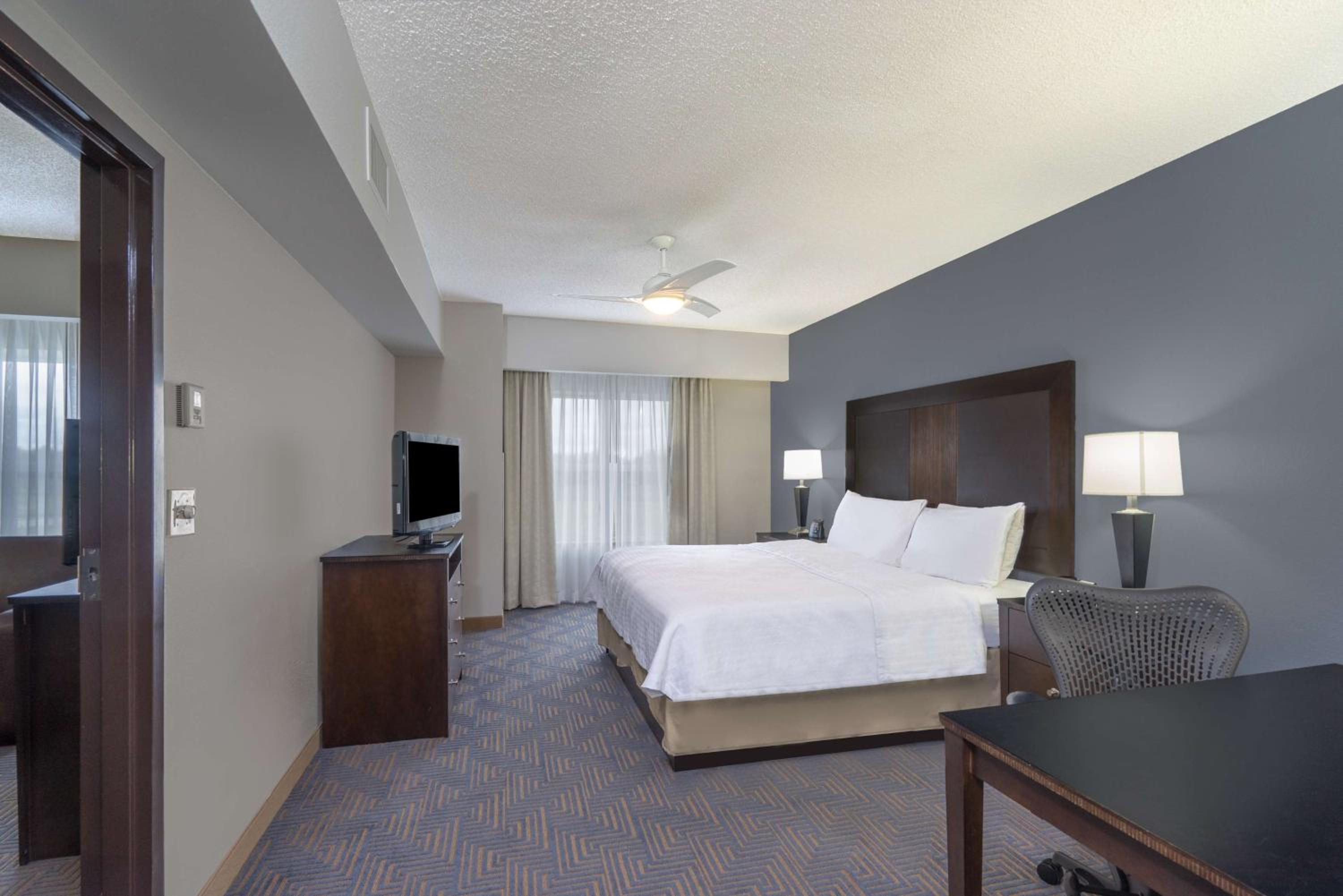 Two Bedroom Suite with One King and Two Queen Beds - Non-Smoking - Photo 4