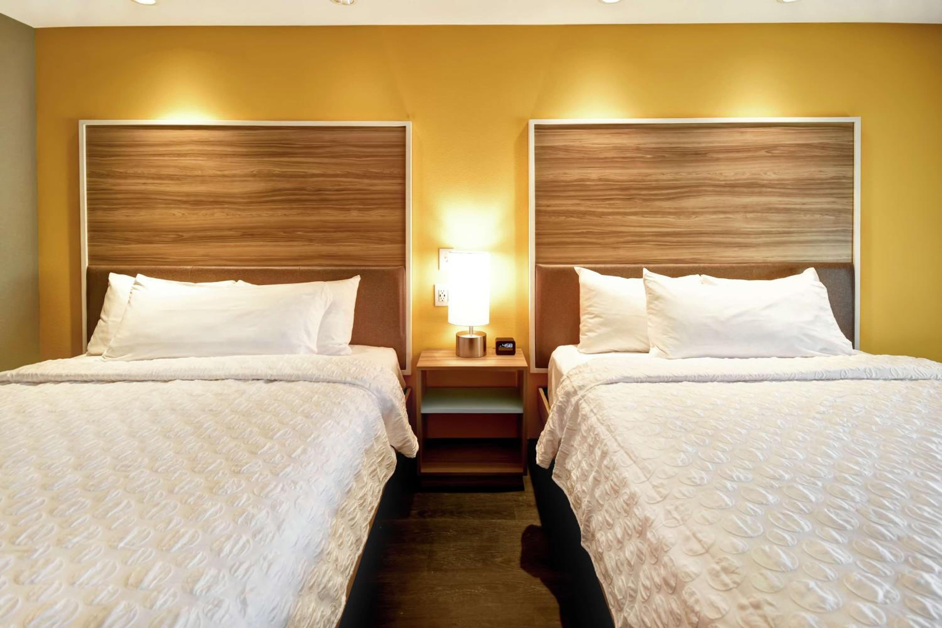Queen Room with Two Queen Beds - Photo 4