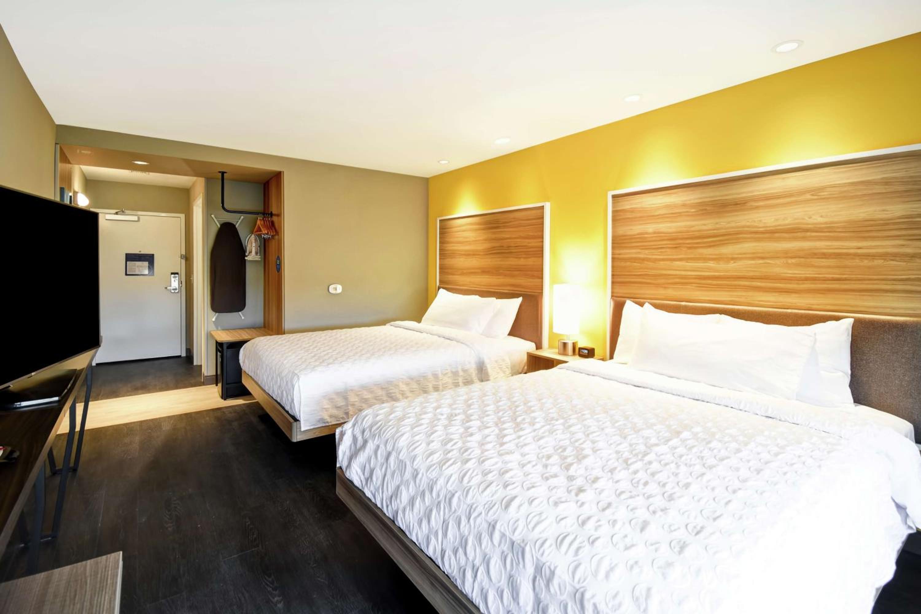Queen Room with Two Queen Beds - Photo 3