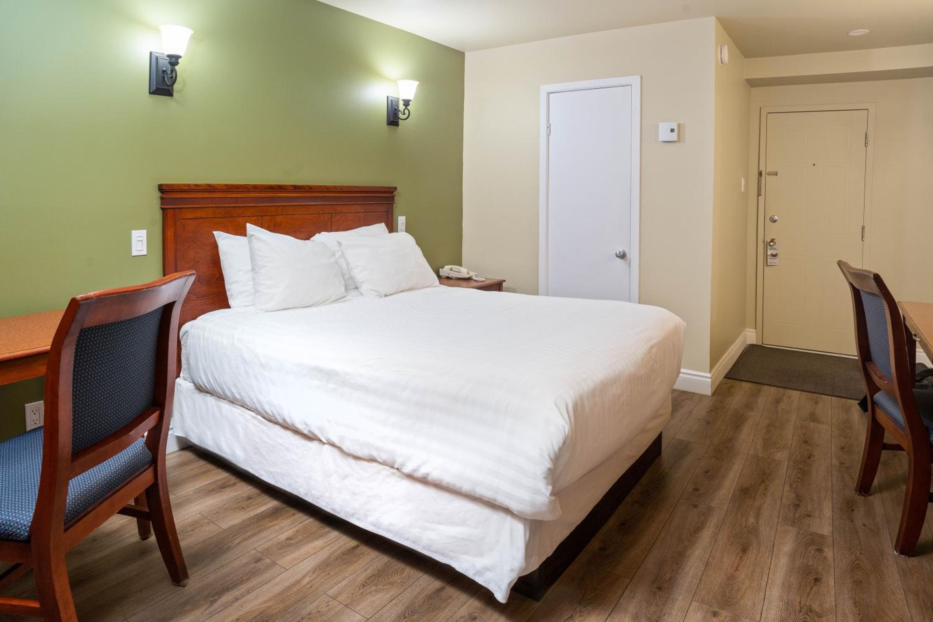 Queen Room photo 1