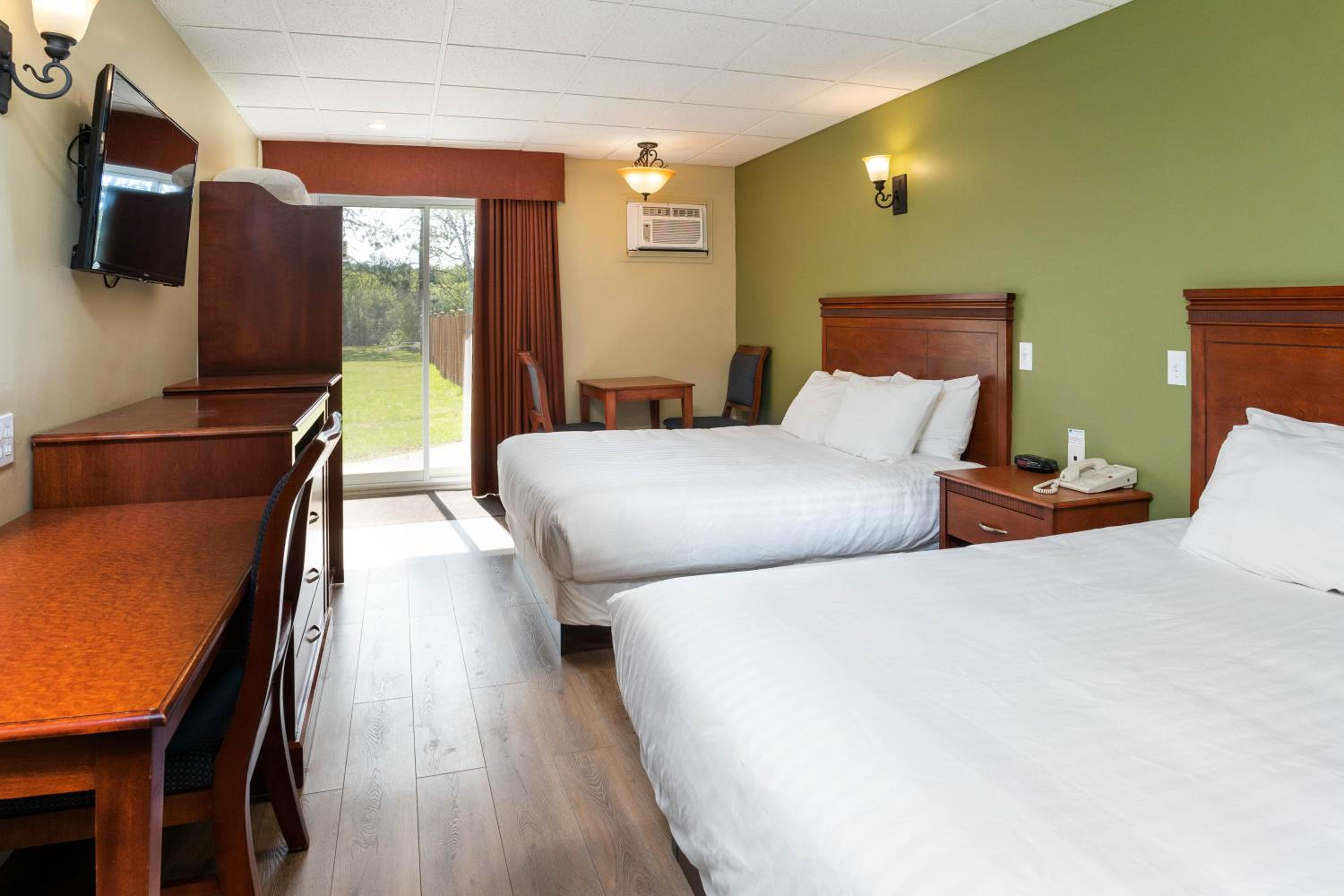Standard Queen Room With Two Queen Beds photo 1