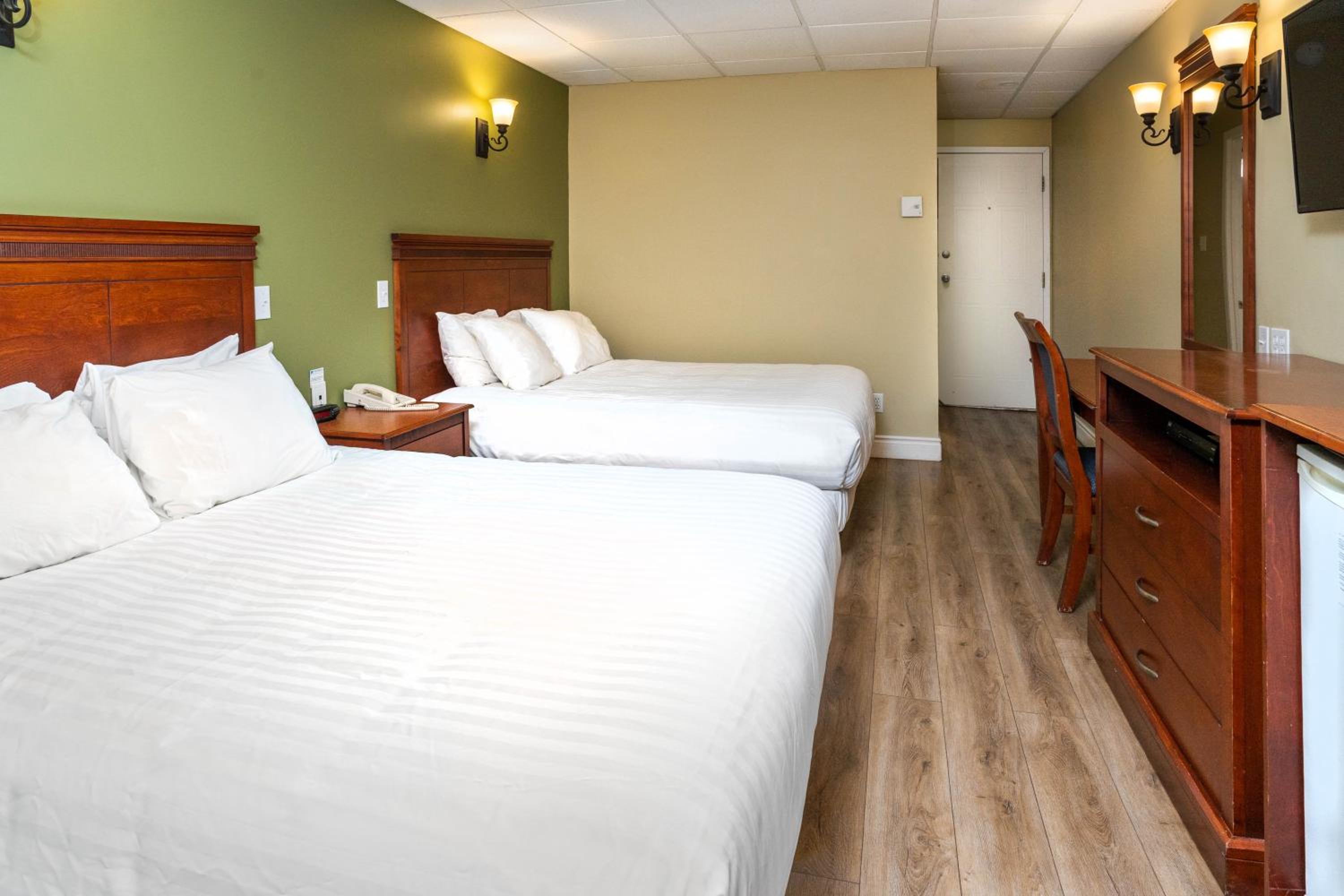 Standard Queen Room With Two Queen Beds photo 2