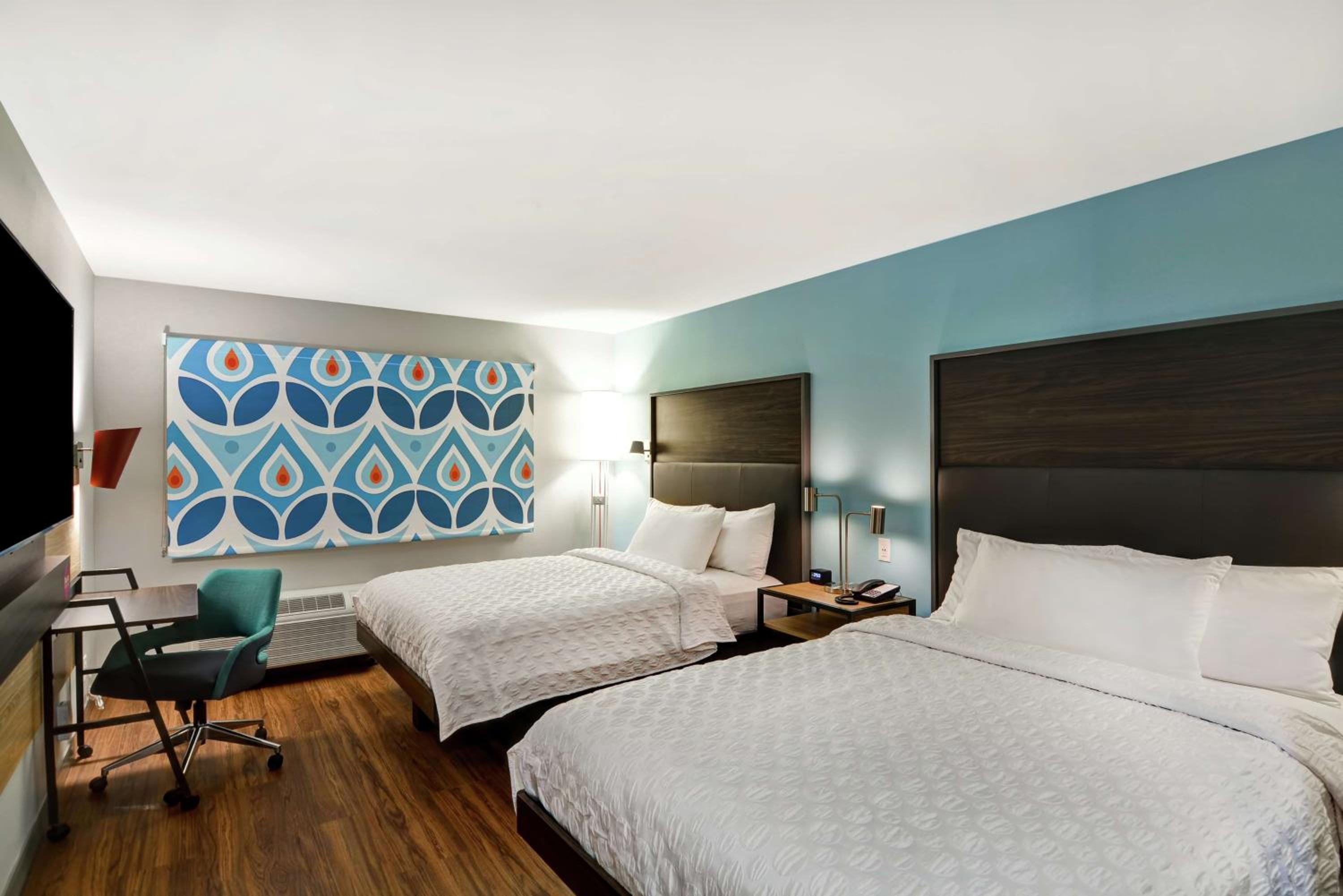 Queen Room with Two Queen Beds - Photo 3
