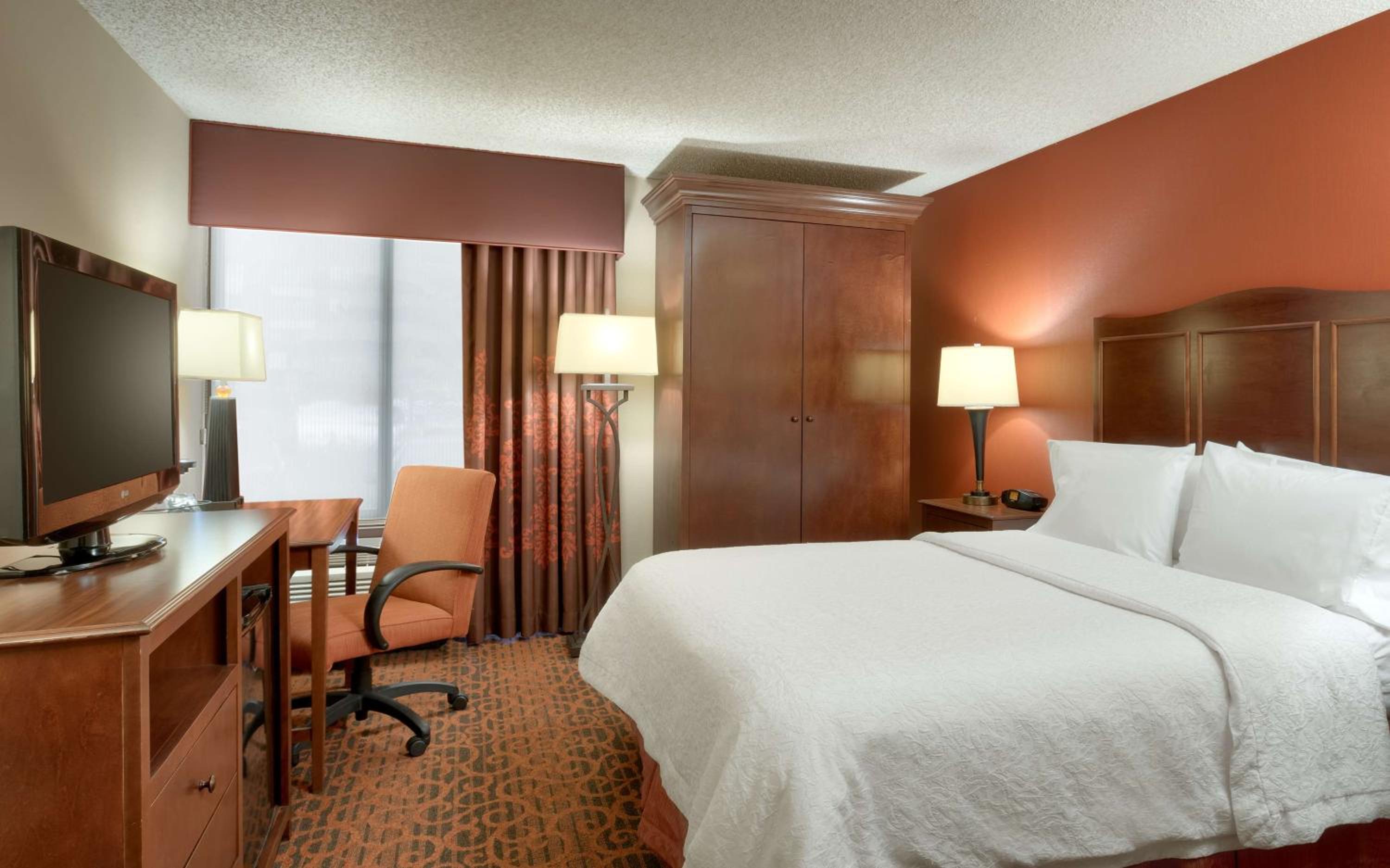 Queen Room with Roll-In Shower - Mobility Access/Non-Smoking - Photo 2