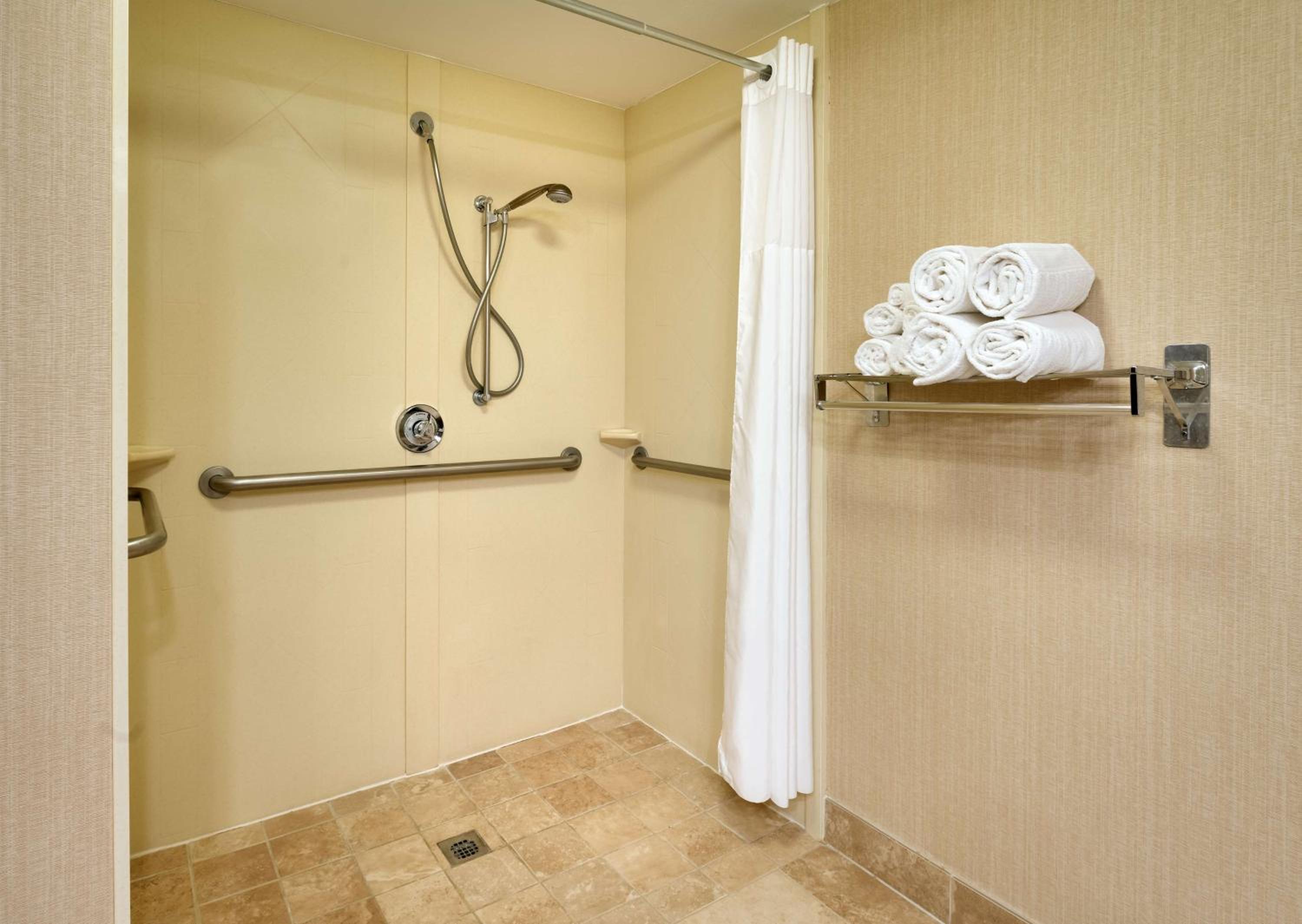 Queen Room with Roll-In Shower - Mobility Access/Non-Smoking - Photo 3
