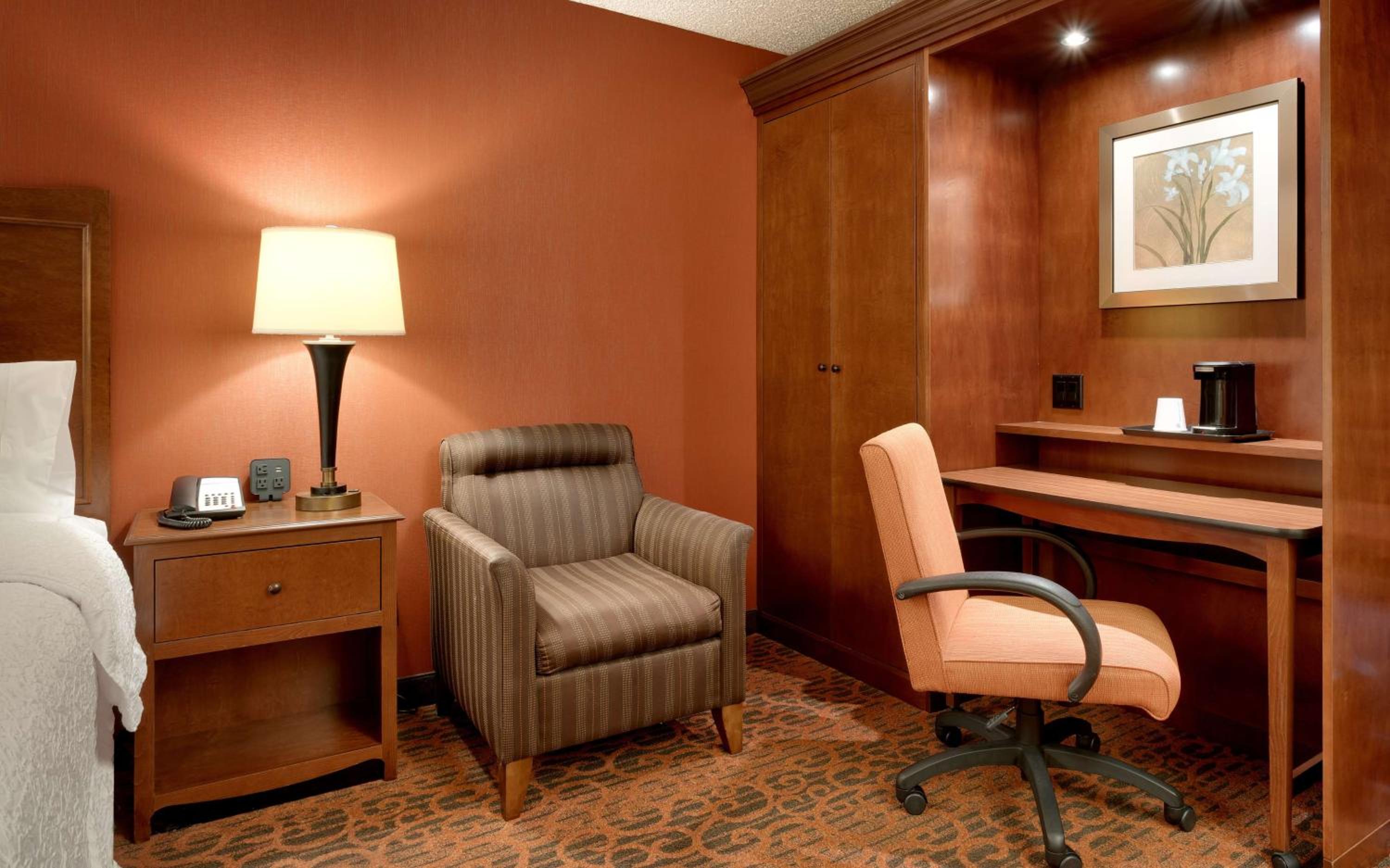 King Room with King Bed - Non-Smoking - Photo 2