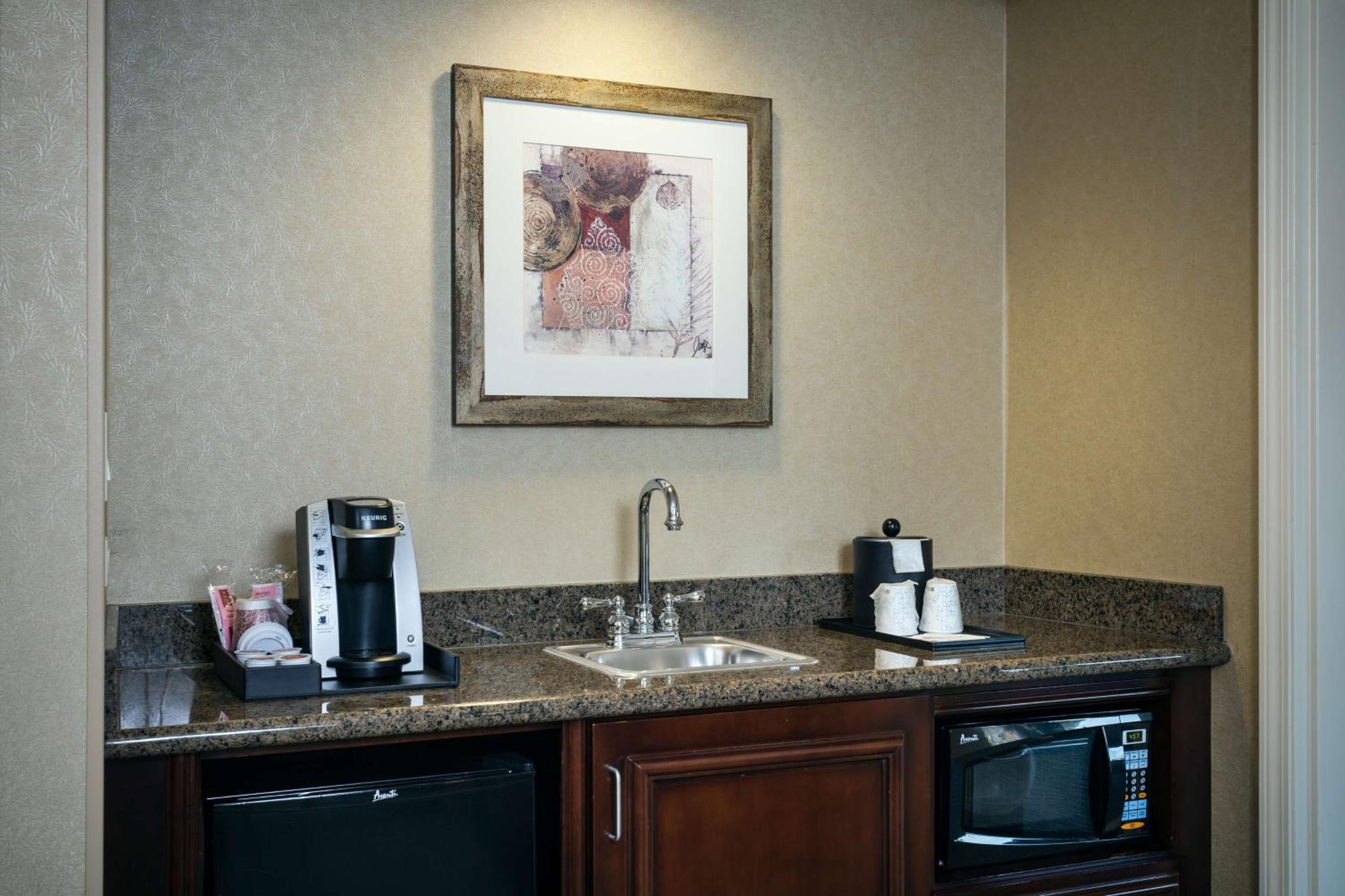 One-Bedroom King Suite - Photo 3
