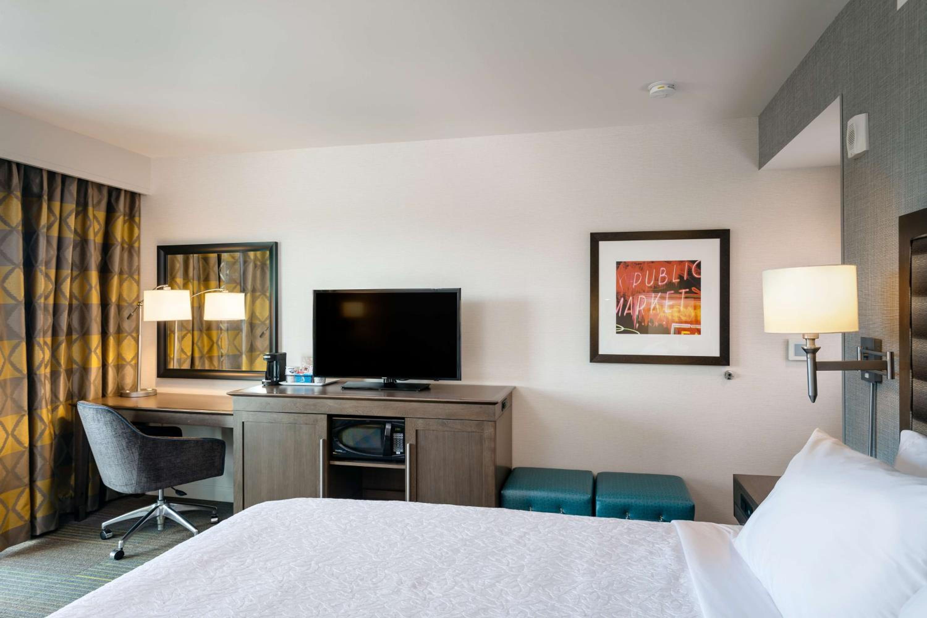 King Room with Shower and Balcony - Non-Smoking