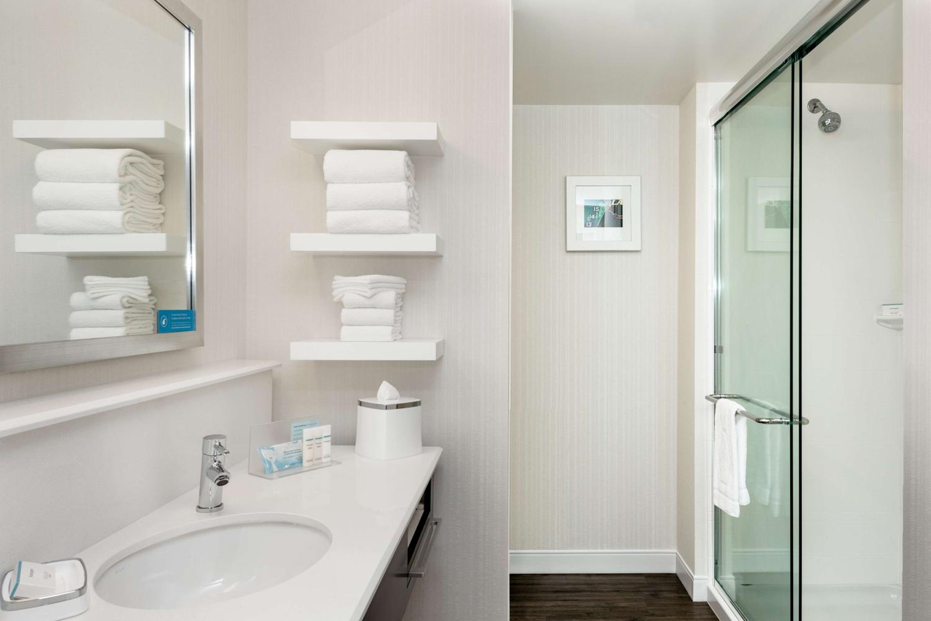 King Room with Shower and Balcony - Non-Smoking