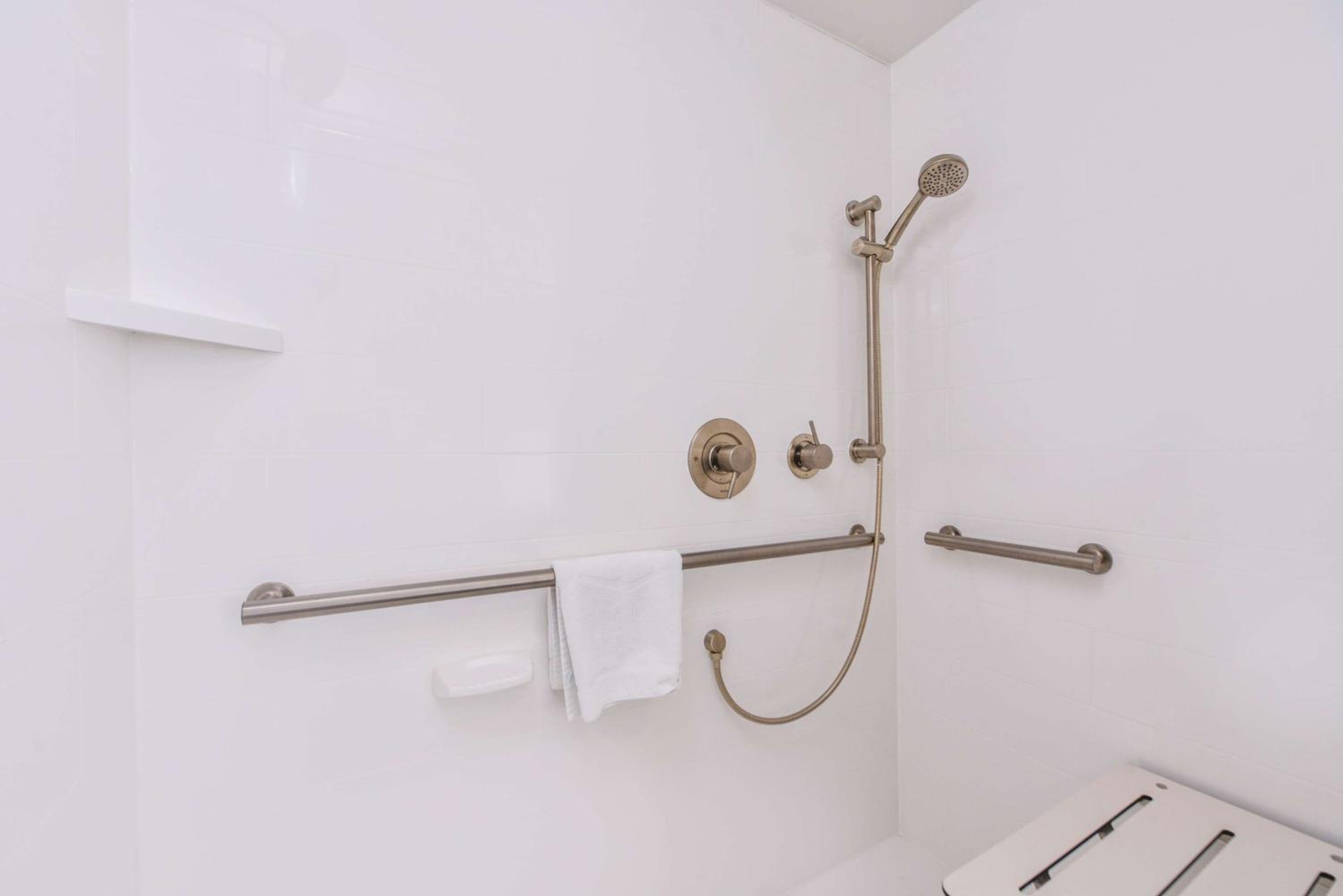 Double Room with Roll-in Shower - Mobility Accessible/Non-Smoking photo 2