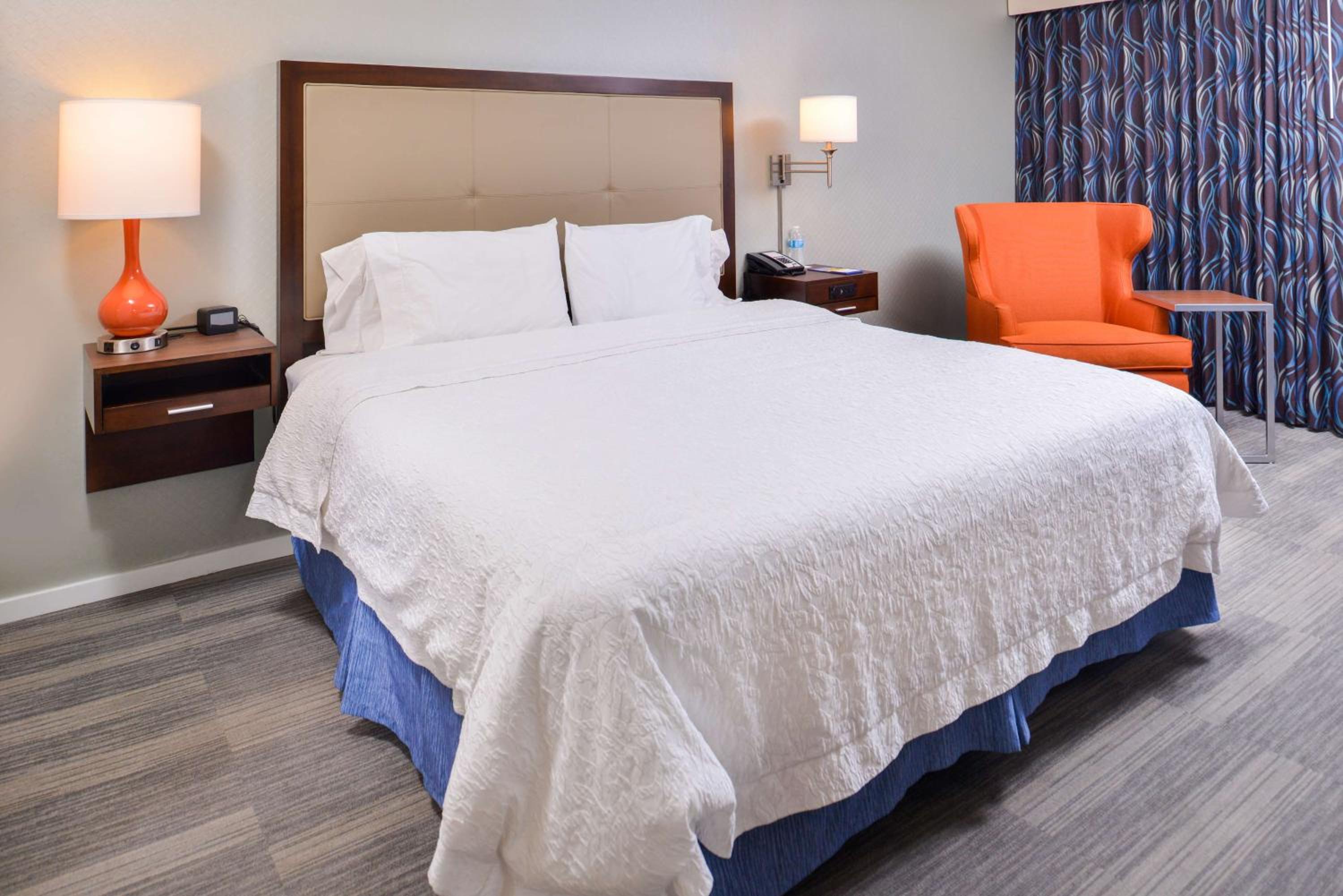 King Room with King Bed - Non-Smoking - Photo 2