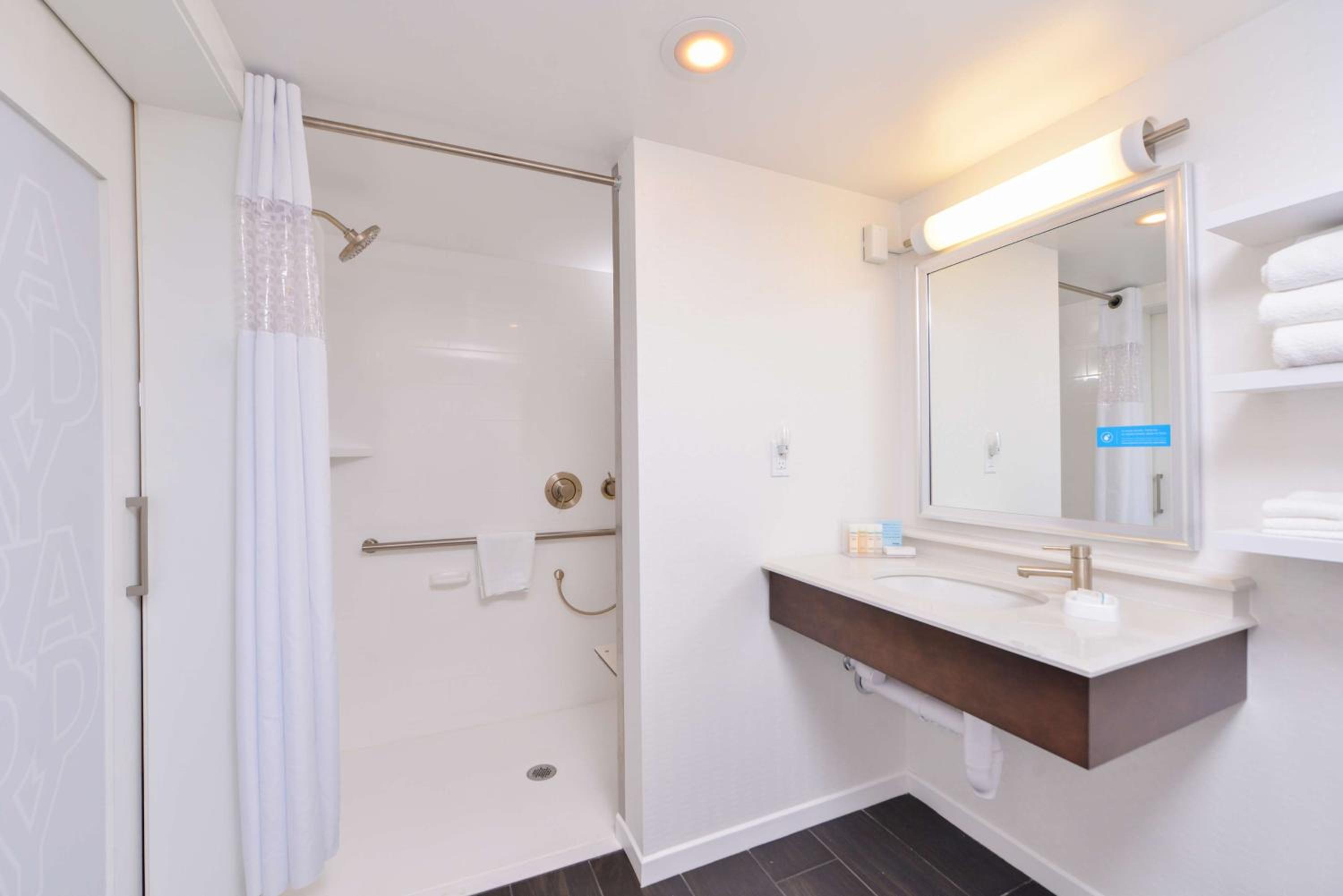 Double Room with Roll-in Shower - Mobility Accessible/Non-Smoking photo 3