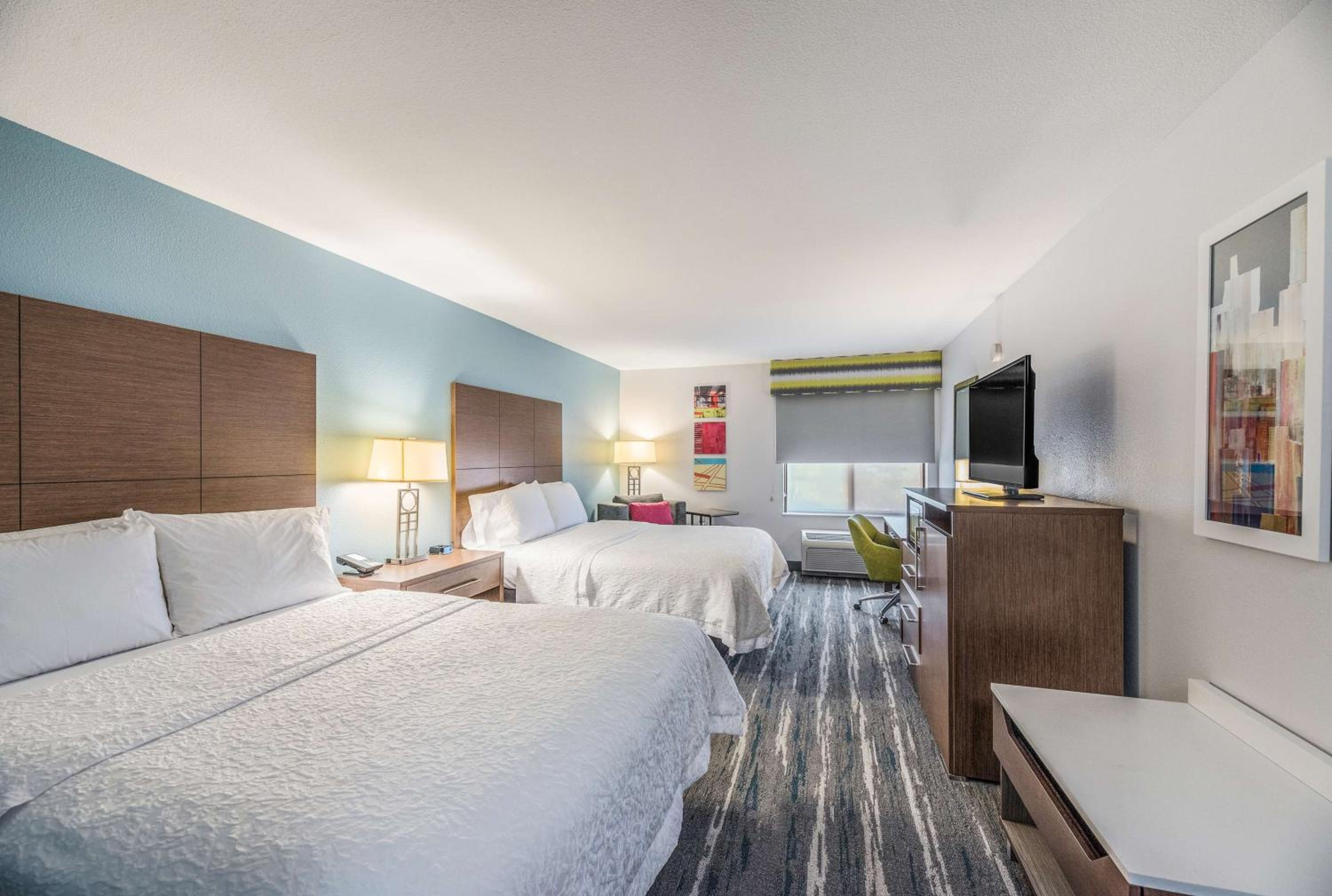 Queen Room with Two Queen Beds - Non-Smoking - Photo 4