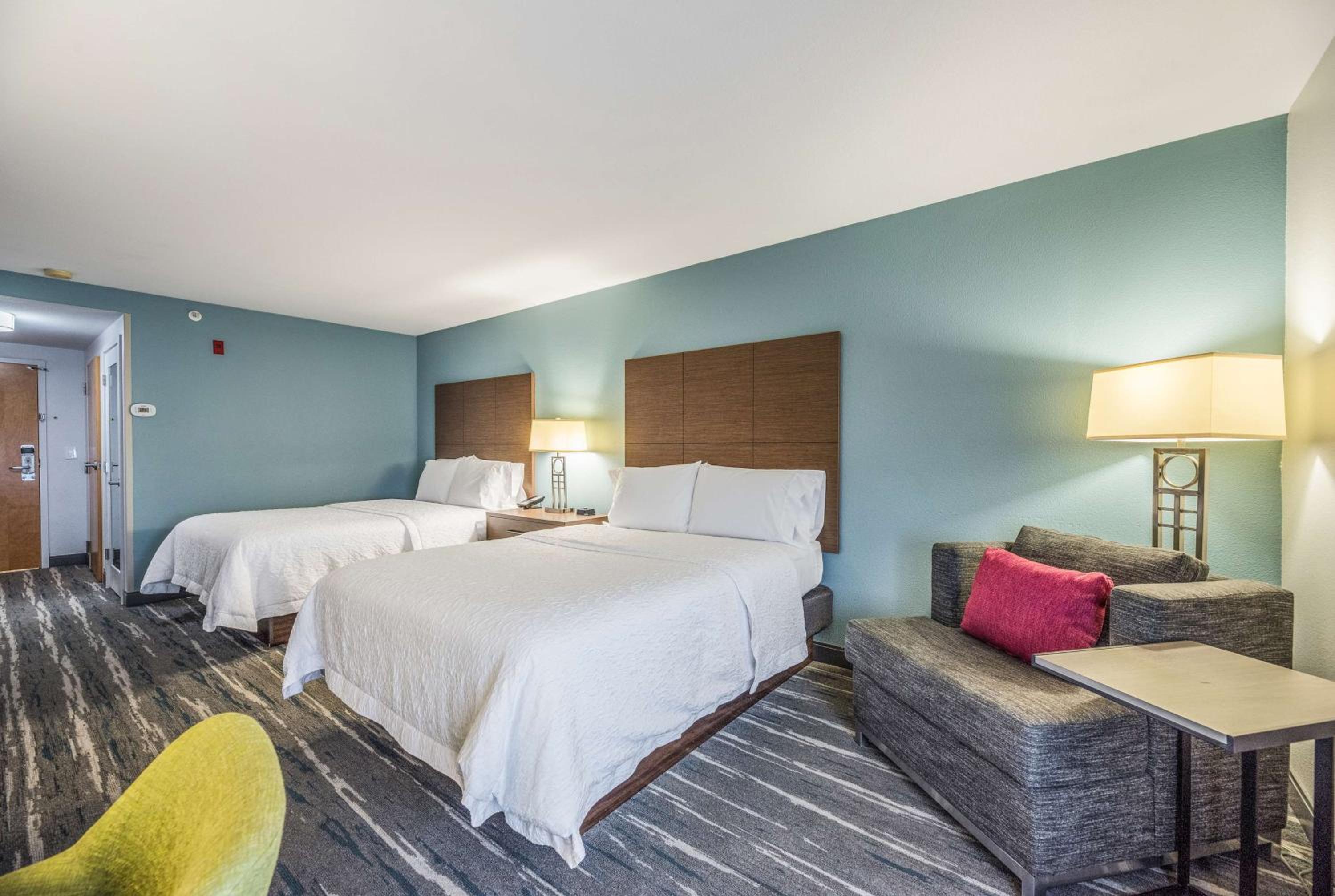 Queen Room with Two Queen Beds - Non-Smoking - Photo 3