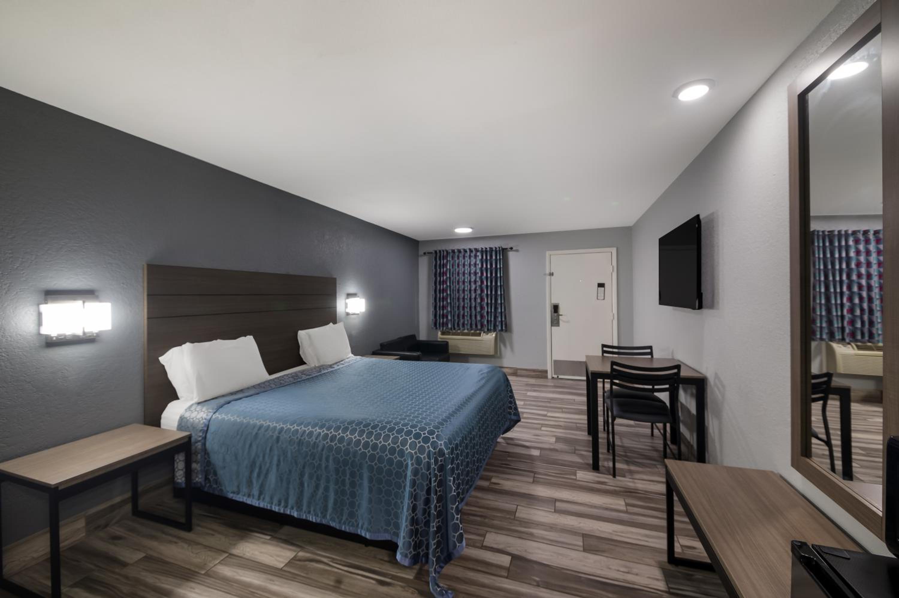 1 King Bed Non-Smoking - Photo 1