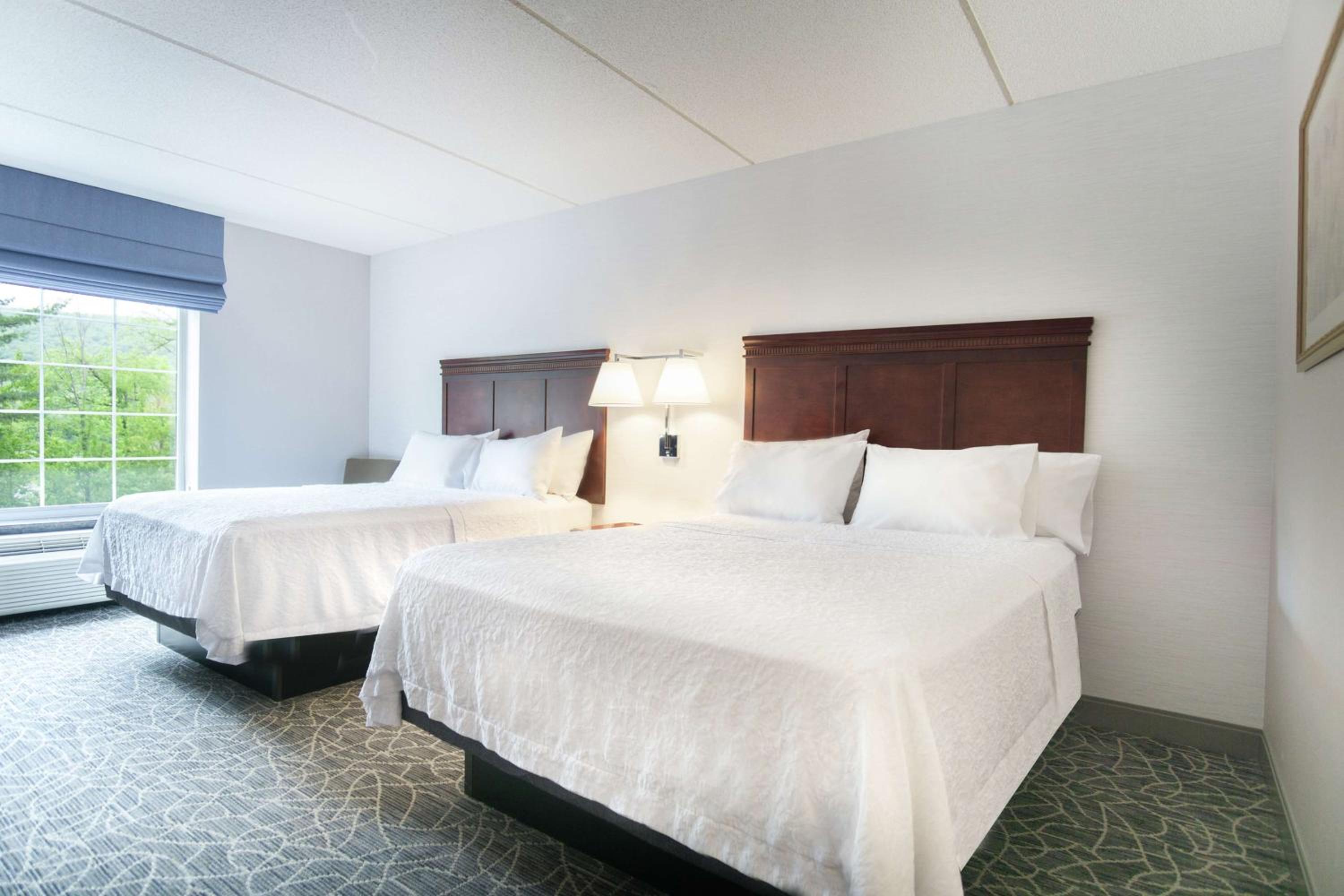Room with Two Queen Beds - Non-Smoking - Photo 2