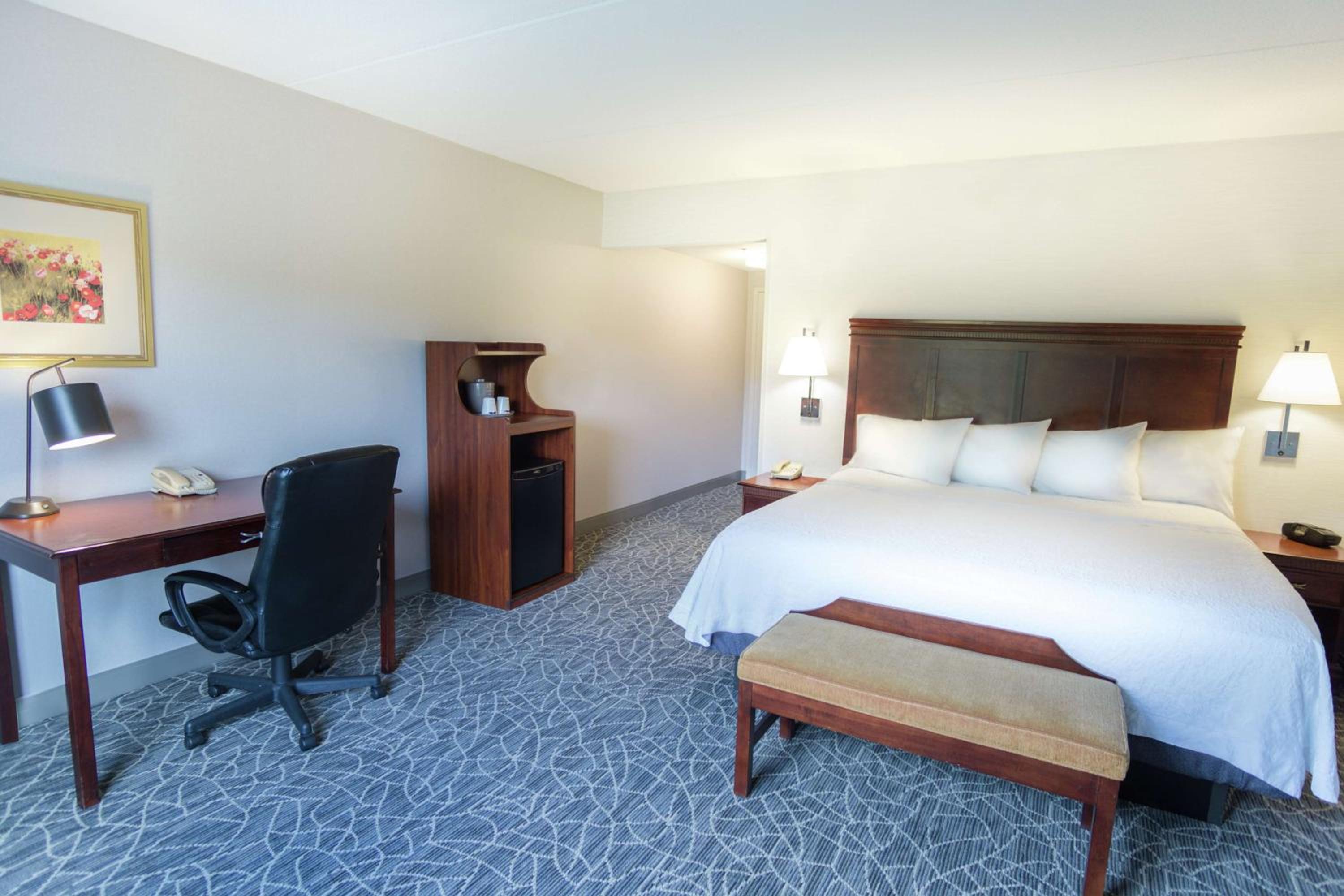 King Room with King Bed - Non-Smoking - Photo 3
