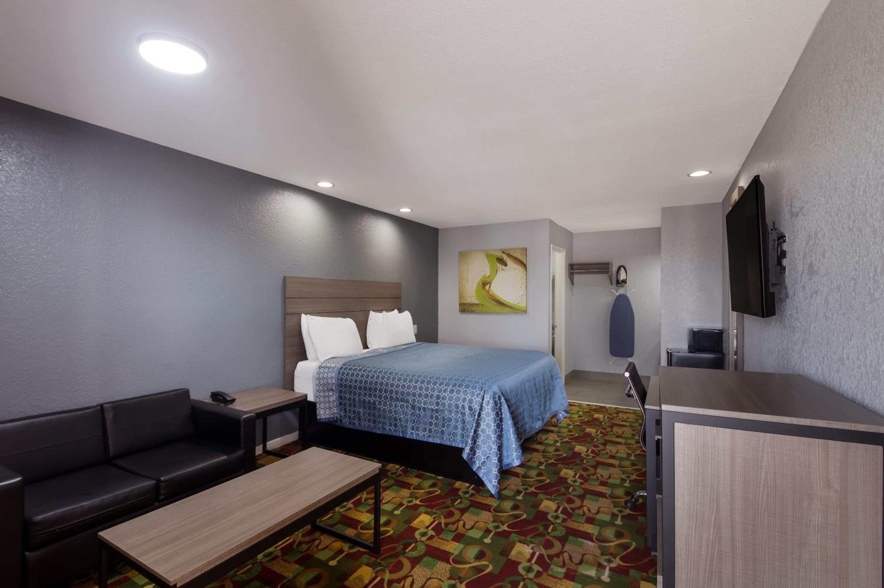 1 King Bed Non-Smoking - Photo 2